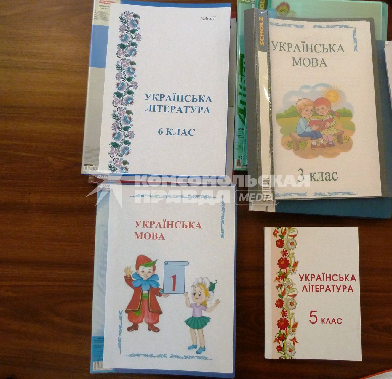 Украина, Луганск. Образцы новых учебников украинского языка и литературы на территории ЛНР.