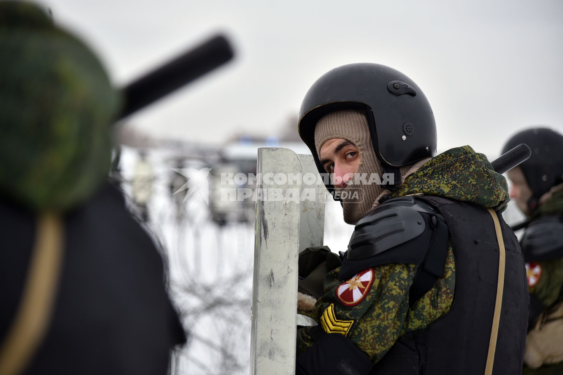 Новосибирск. На территории закрытого аэропорта Северный прошли учения войск Росгвардии Сибирского федерального округа в рамках подготовки к  Чемпионату мира по футболу 2018.