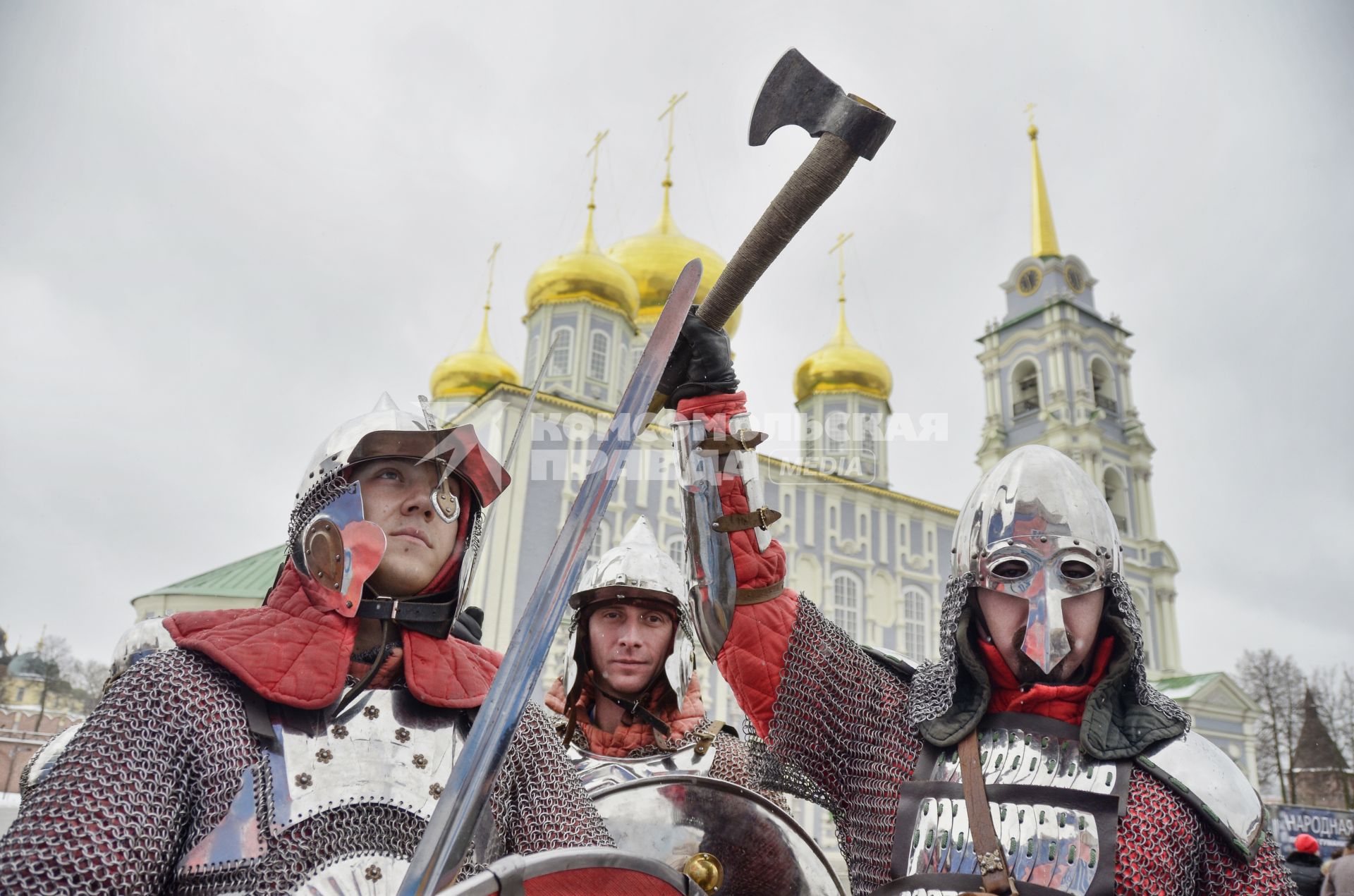 Тула. Мужчины в костюмах русских воинов на фоне Успенского собора Тульского кремля.