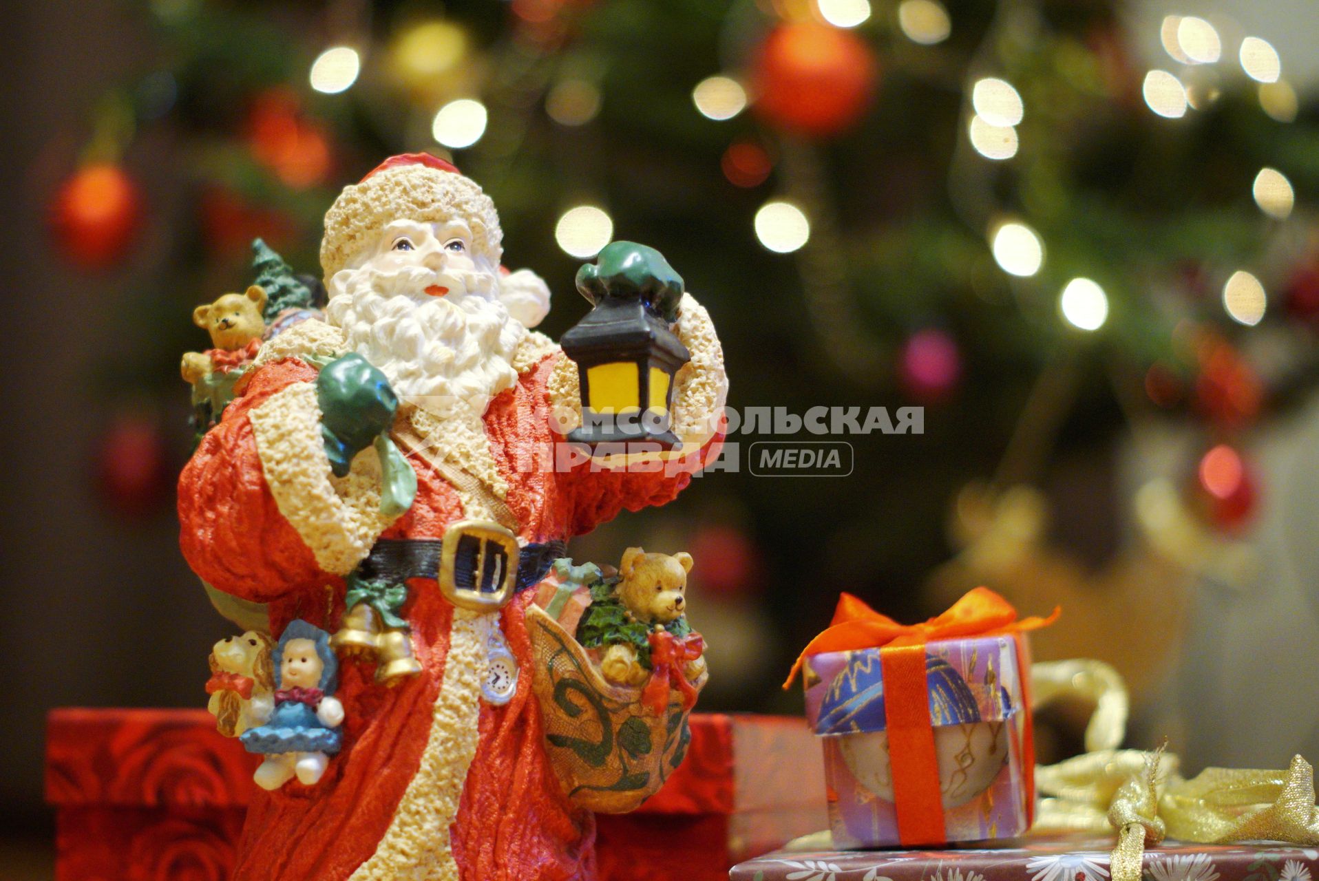 Екатеринбург. Игрушечный дед мороз с коробками с подарками у новогодней елки