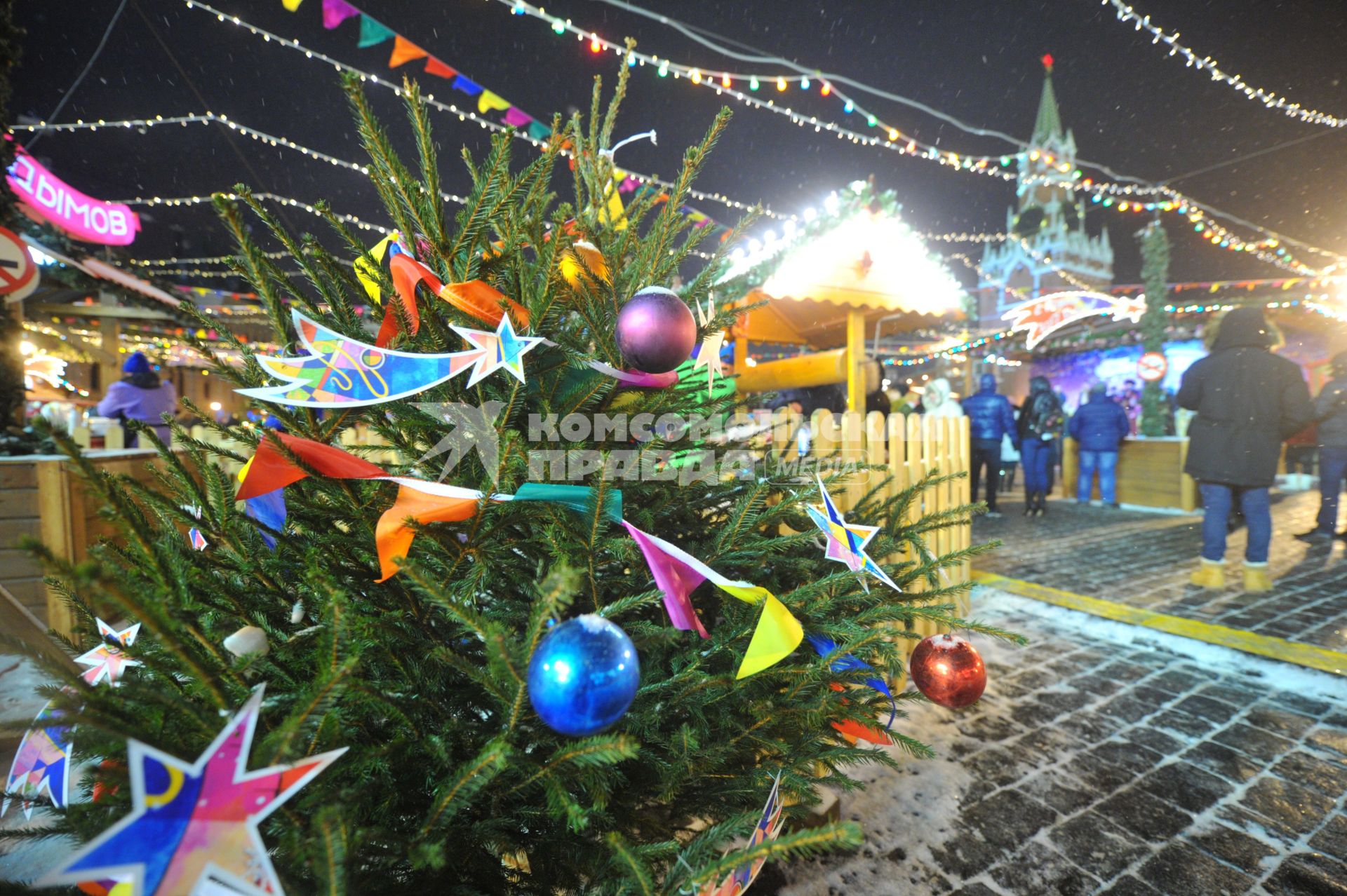 Москва.  На Красной площади открылась ГУМ-ярмарка, оформленная в стиле русского авангарда.