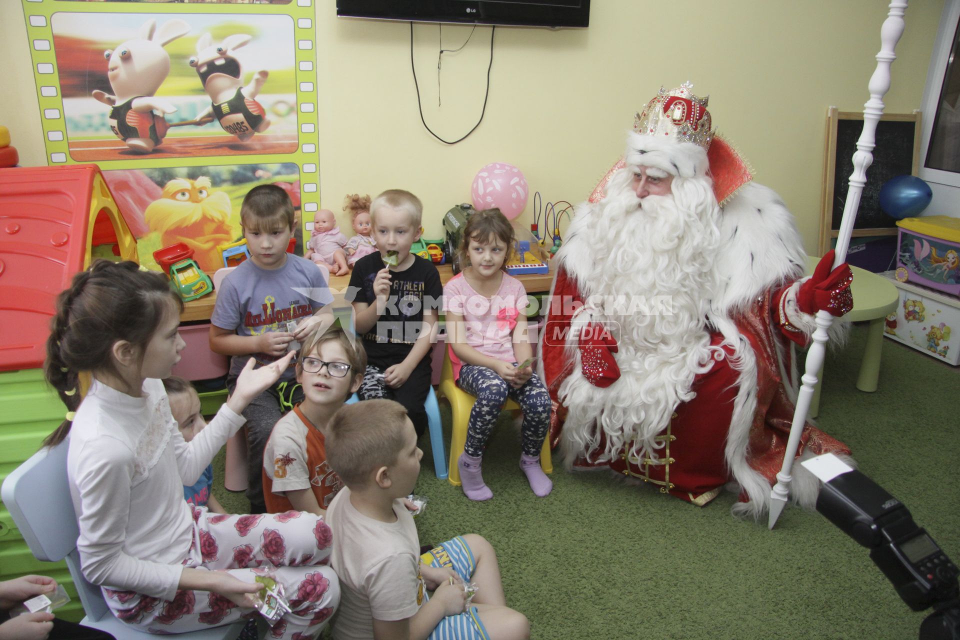 Барнаул. Дед Мороз из Великого Устюга посетил пациентов краевой детской больницы