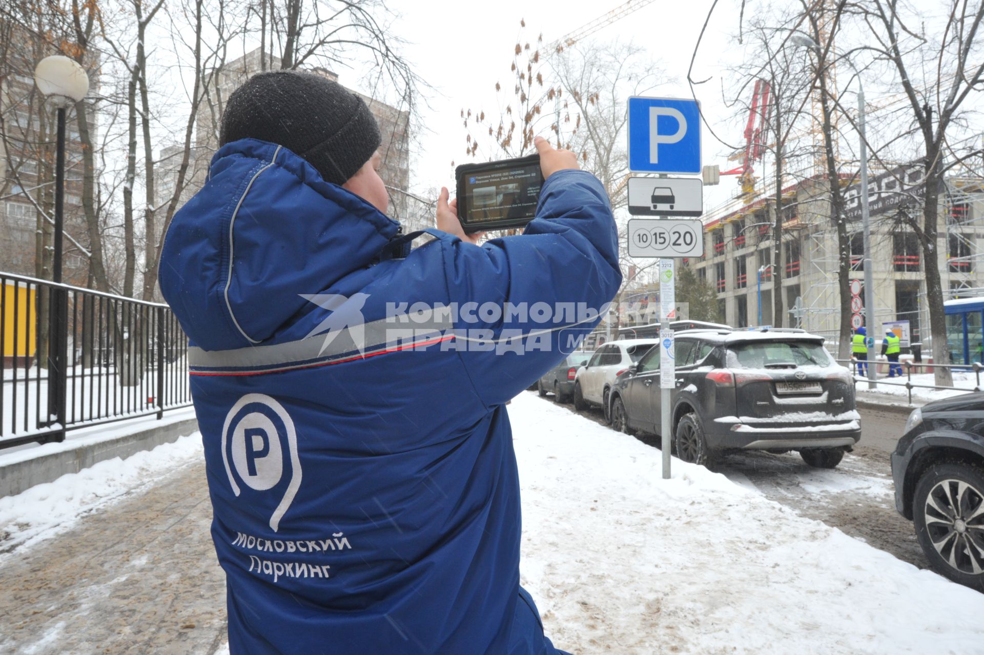 Москва. Пеший инспектор `Администрации московского парковочного пространства` проверяет оплату парковки.