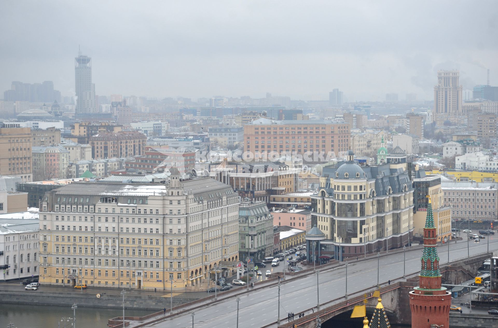 Москва. Вид на Большой Москворецкий мост и отель Балчуг Кемпински со Спасской башни Кремля .