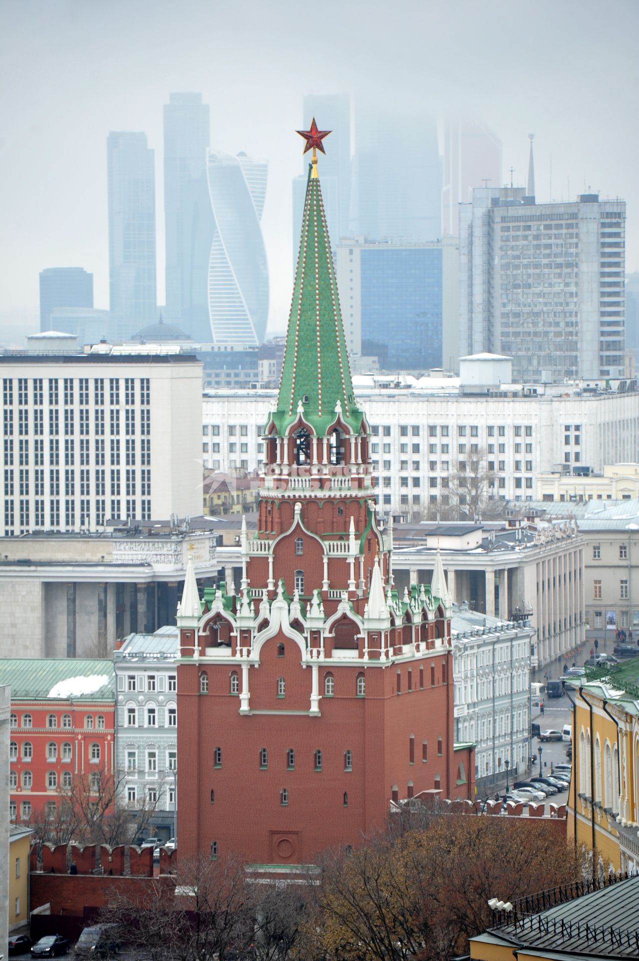 Москва. Вид  на Троицкую башню со Спасской башни Кремля .