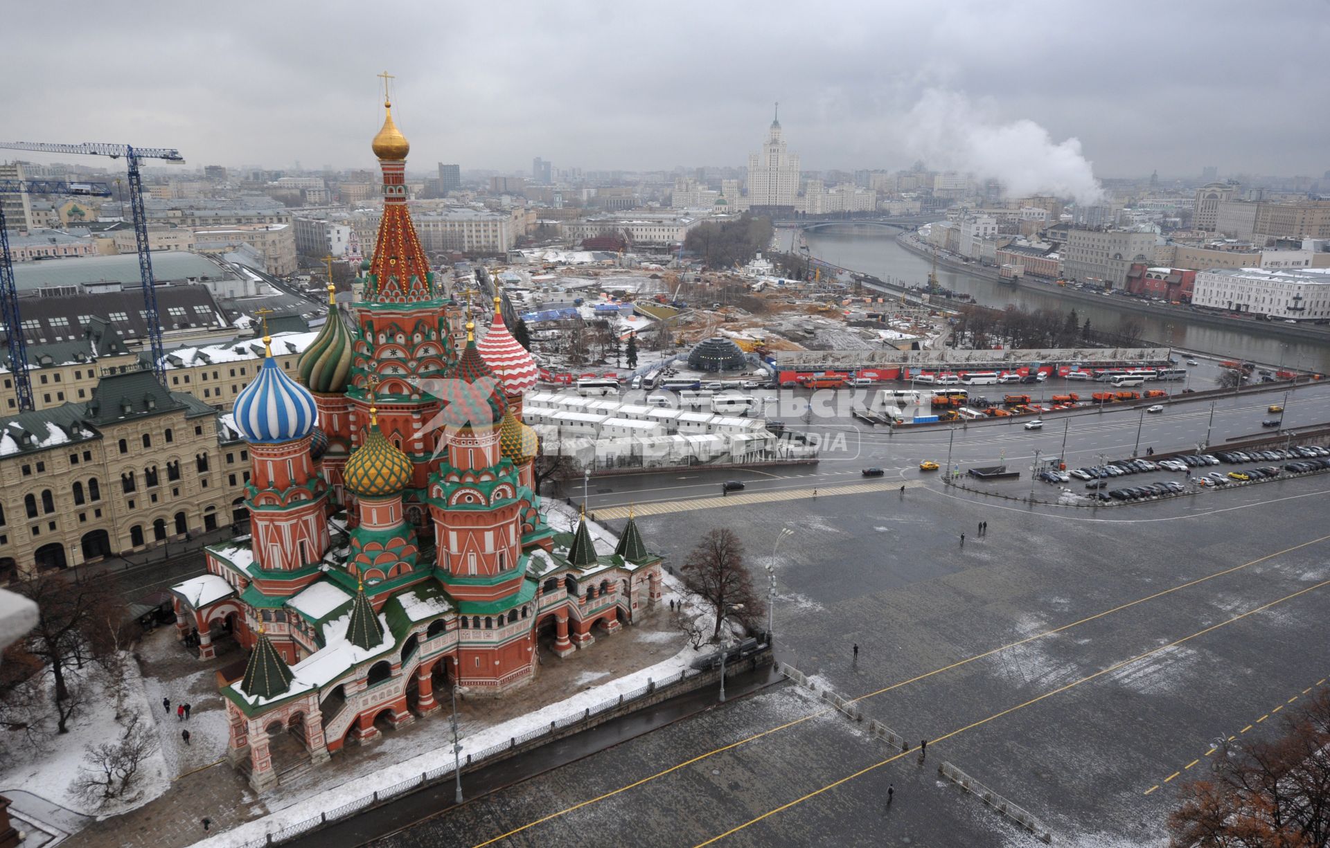 Москва. Панорама города со Спасской башни Кремля на храм Василия Блаженного и Васильевский спуск.