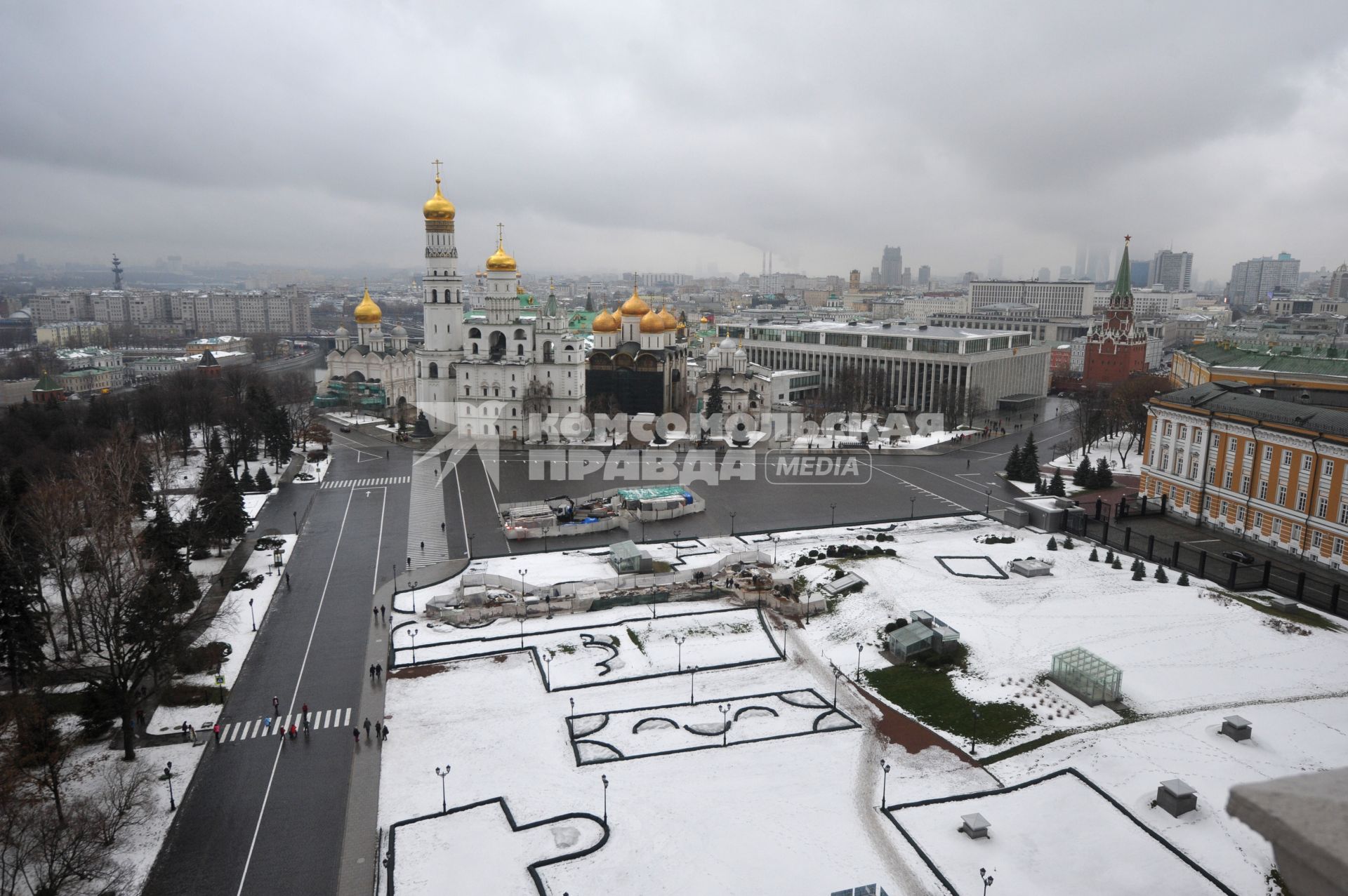 Москва. Панорамный вид  Ивановской площади со Спасской башни Кремля на колокольню Ивана Великого.
