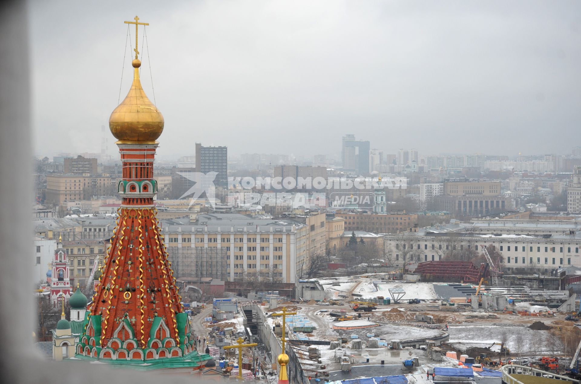 Москва. Вид на купол  Храма Василия Блаженного  со Спасской башни Кремля .