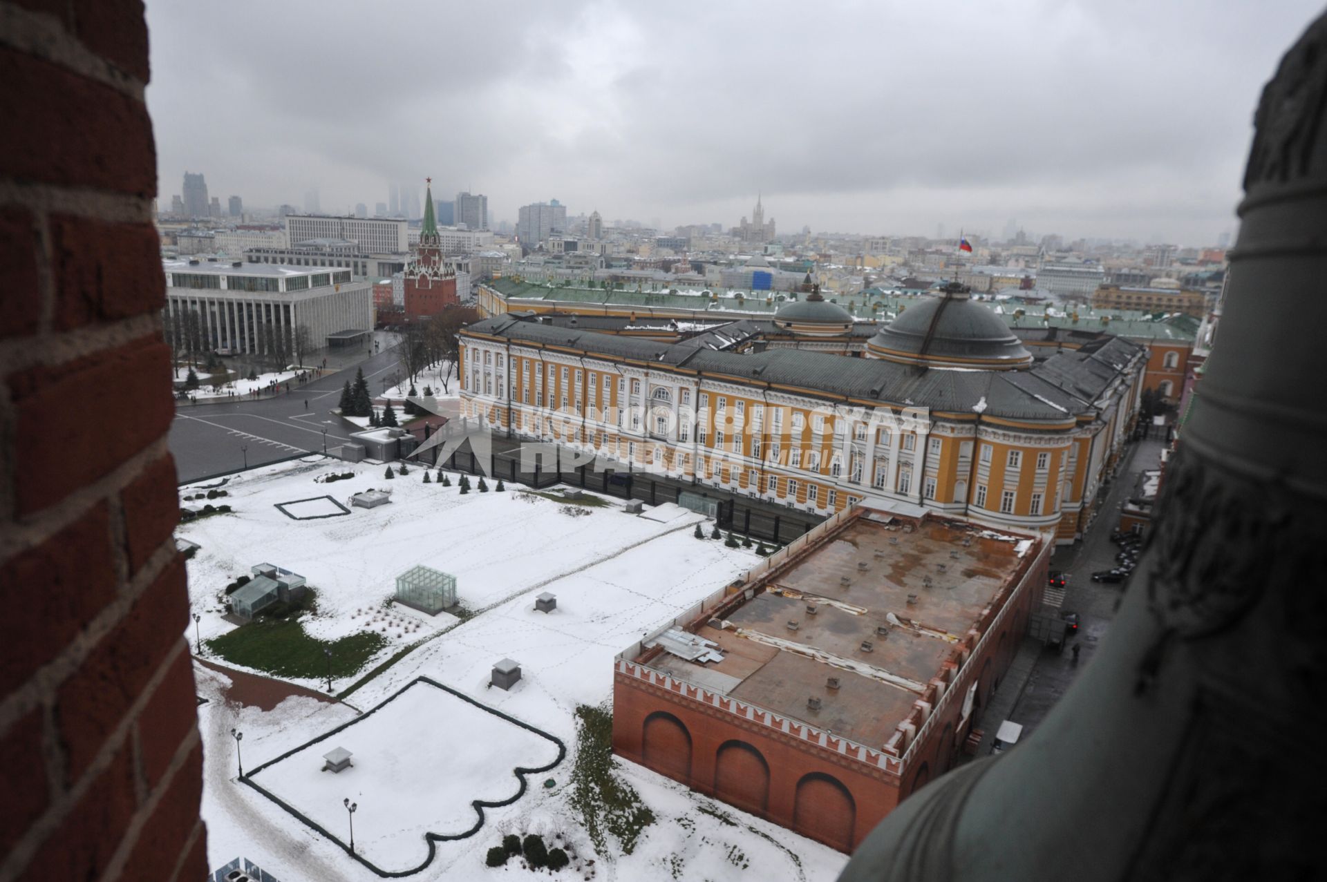 Москва. Панорамный вид  Ивановской площади со Спасской башни Кремля на  Сенатский дворец  и Троицкую башню