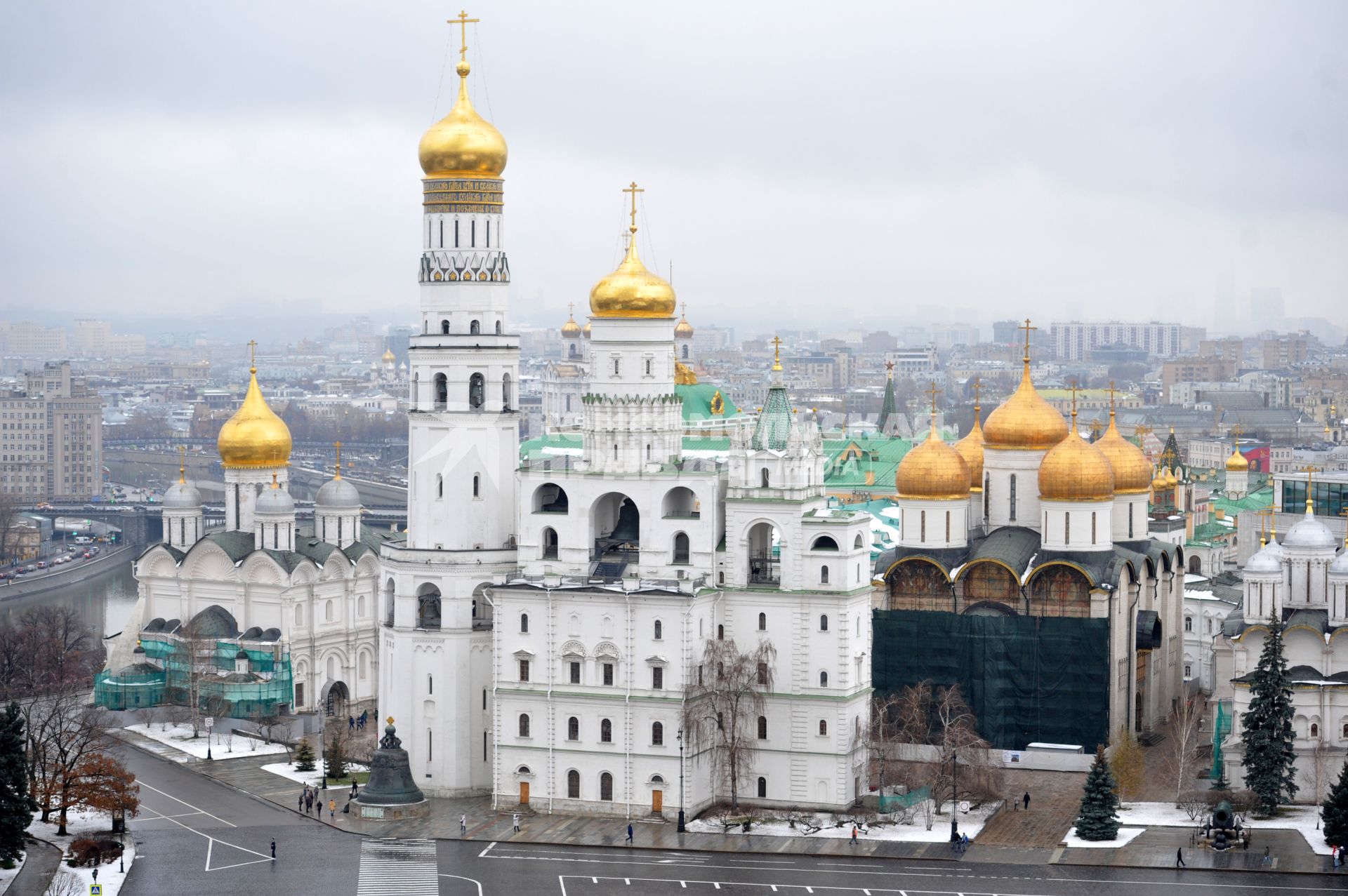 Москва. Вид  Ивановской площади со Спасской башни Кремля на колокольню Ивана Великого , Успенскую звонницу и Успенский собор.