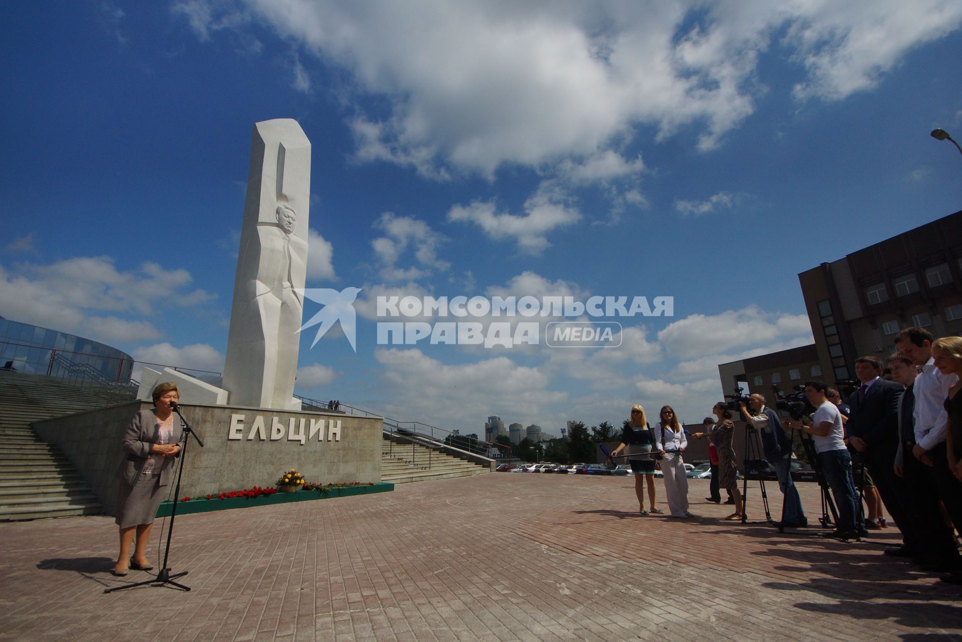 Екатеринбург. Вдова первого президента России Бориса Ельцина Наина Ельцина (слева) возле памятника Б.Н.Ельцину.