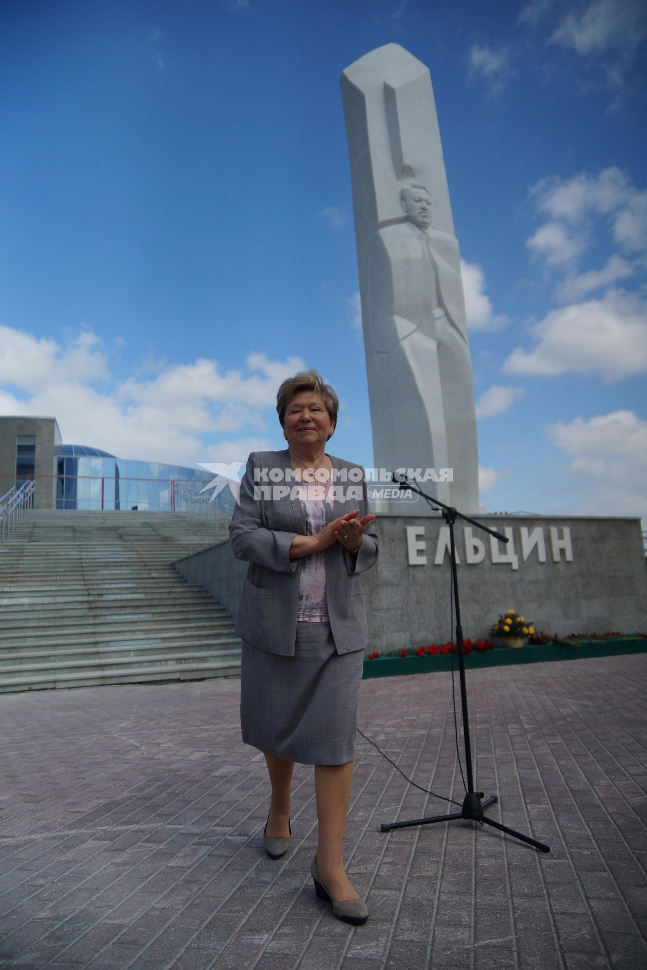 Екатеринбург. Вдова первого президента России Бориса Ельцина Наина Ельцина возле памятника Б.Н.Ельцину.