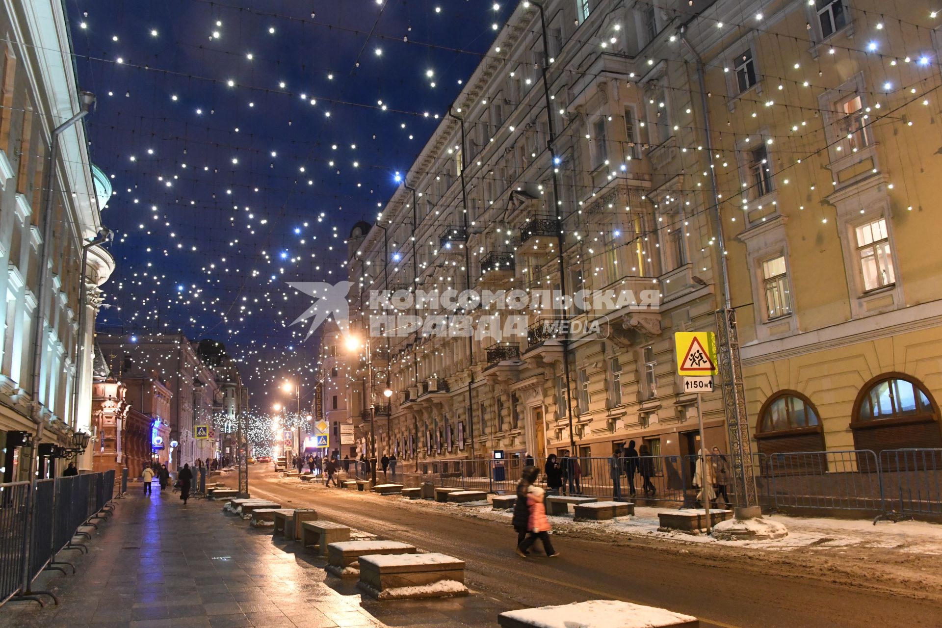 Москва. Новогодняя иллюминация  на улице Большая Дмитровка.