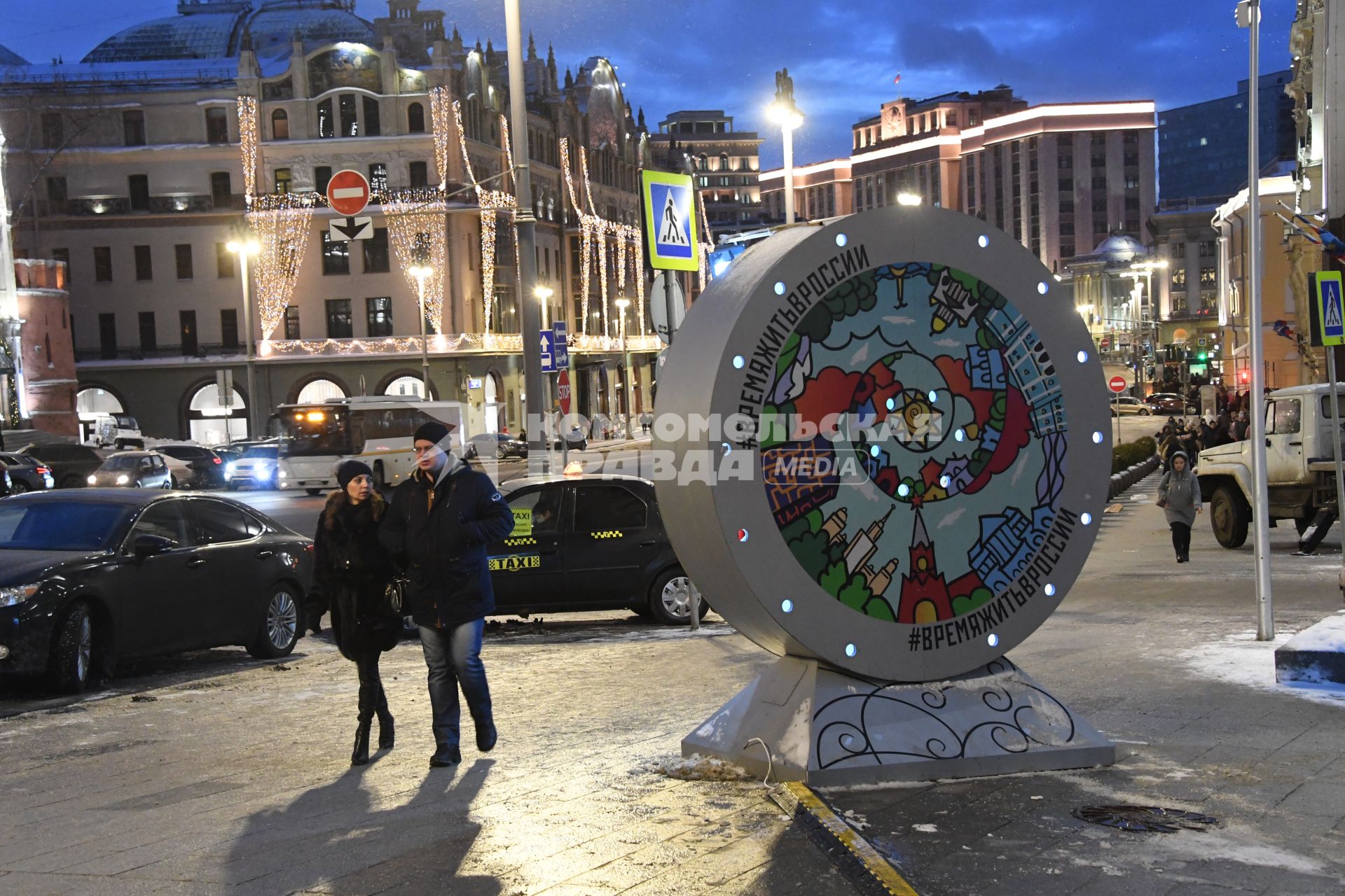 Москва. Прохожие  на улице Охотный Ряд.