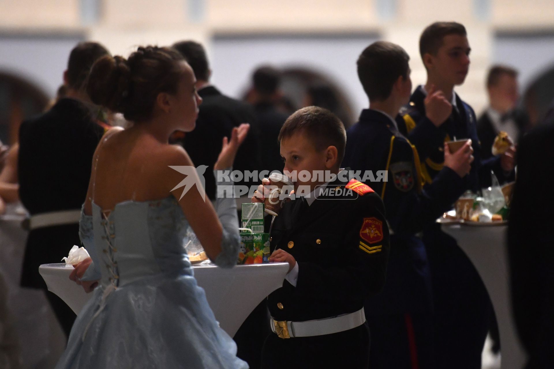 Москва.  Участники Международного Кремлевского кадетского бала в Гостином дворе.