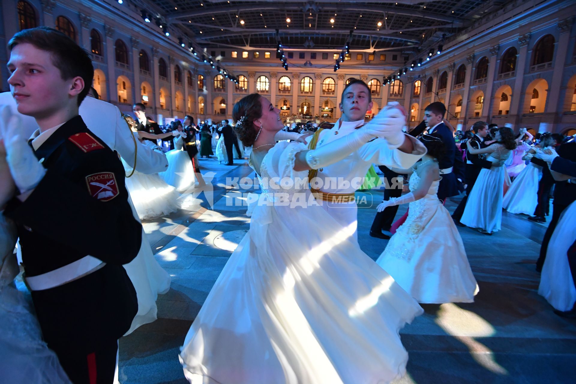 Москва.  Участники Международного Кремлевского кадетского бала в Гостином дворе.