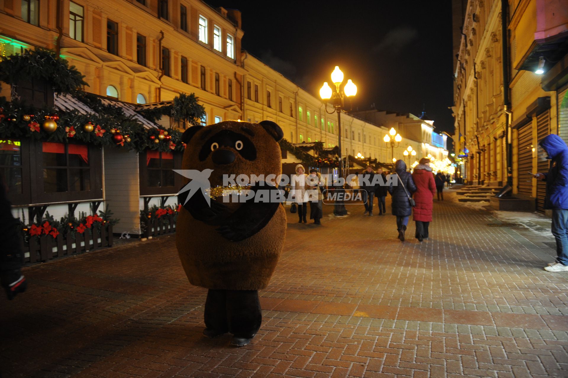 Москва. Ростовая кукла Винни Пух  на Старом Арбате.