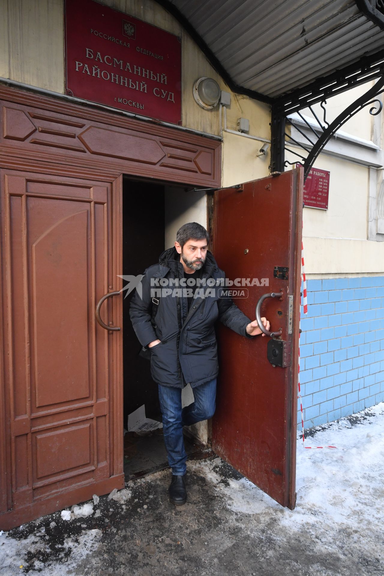 Москва. Актер Валерий Николаев выходит из здания Басманного суда после заседания по иску директора Большого Московского государственного цирка, дрессировщика Эдгарда Запашного.