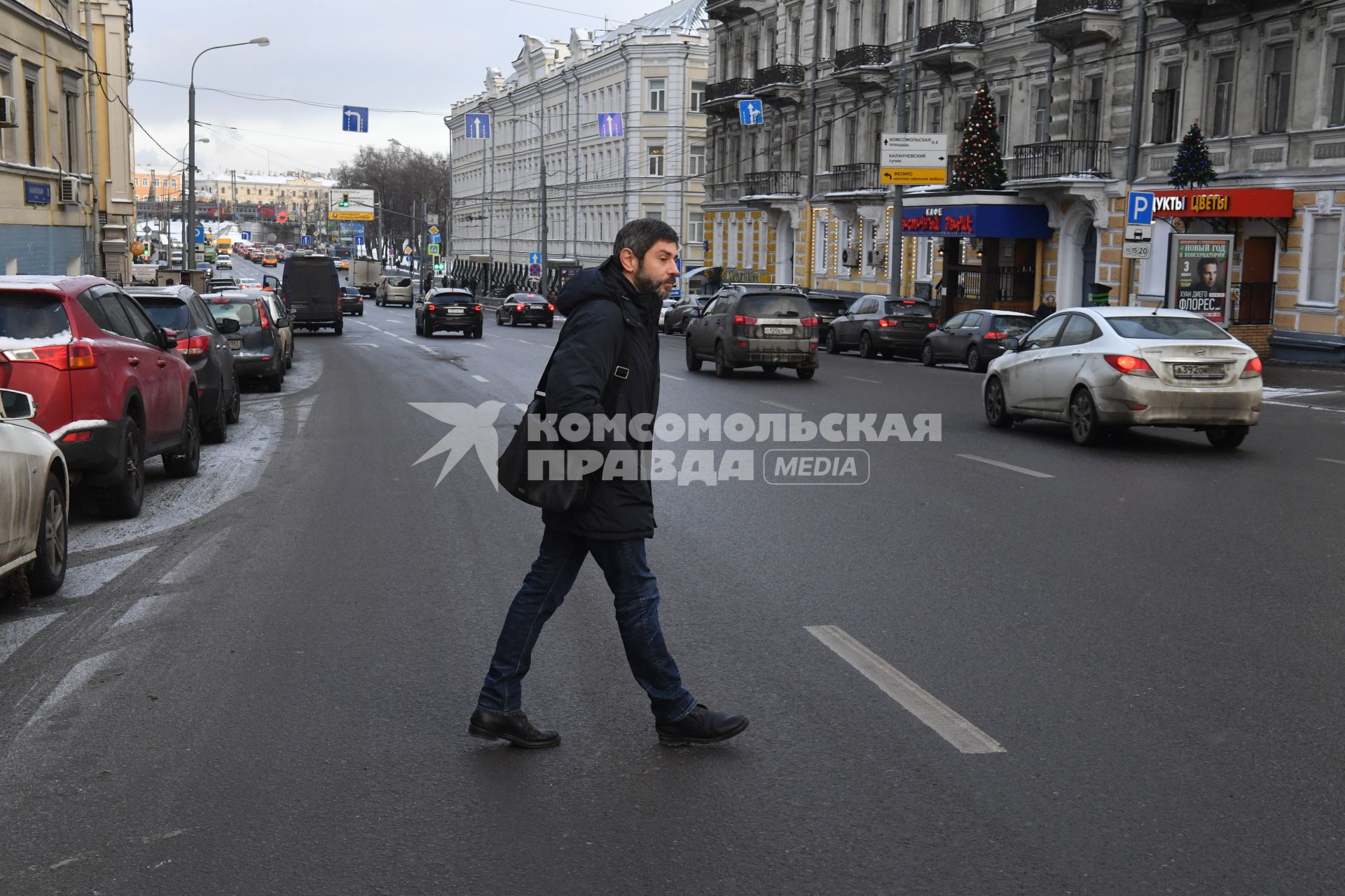 Москва. Актер Валерий Николаев выходит из здания Басманного суда после заседания по иску директора Большого Московского государственного цирка, дрессировщика Эдгарда Запашного.