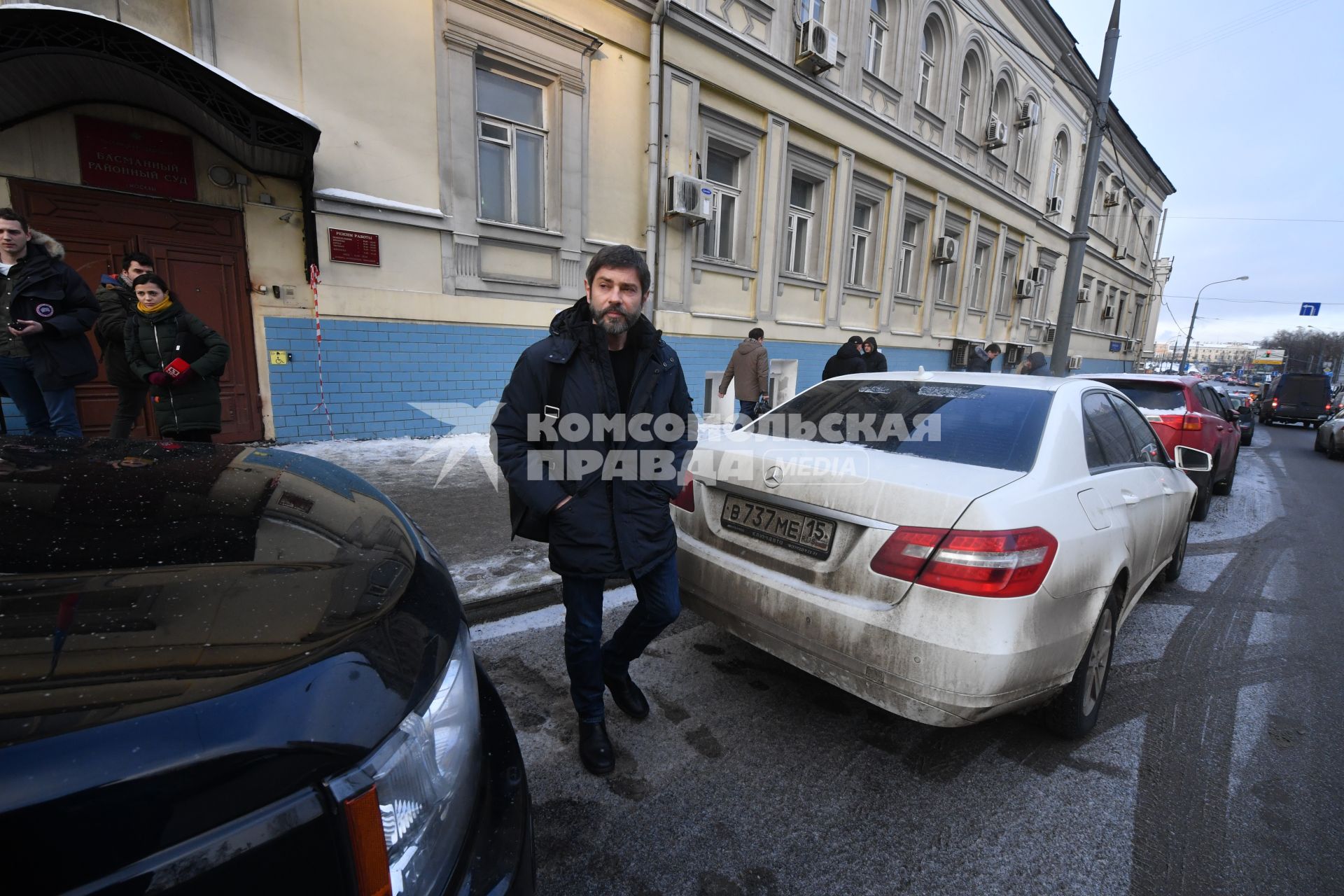 Москва. Актер Валерий Николаев выходит из здания Басманного суда после заседания по иску директора Большого Московского государственного цирка, дрессировщика Эдгарда Запашного.