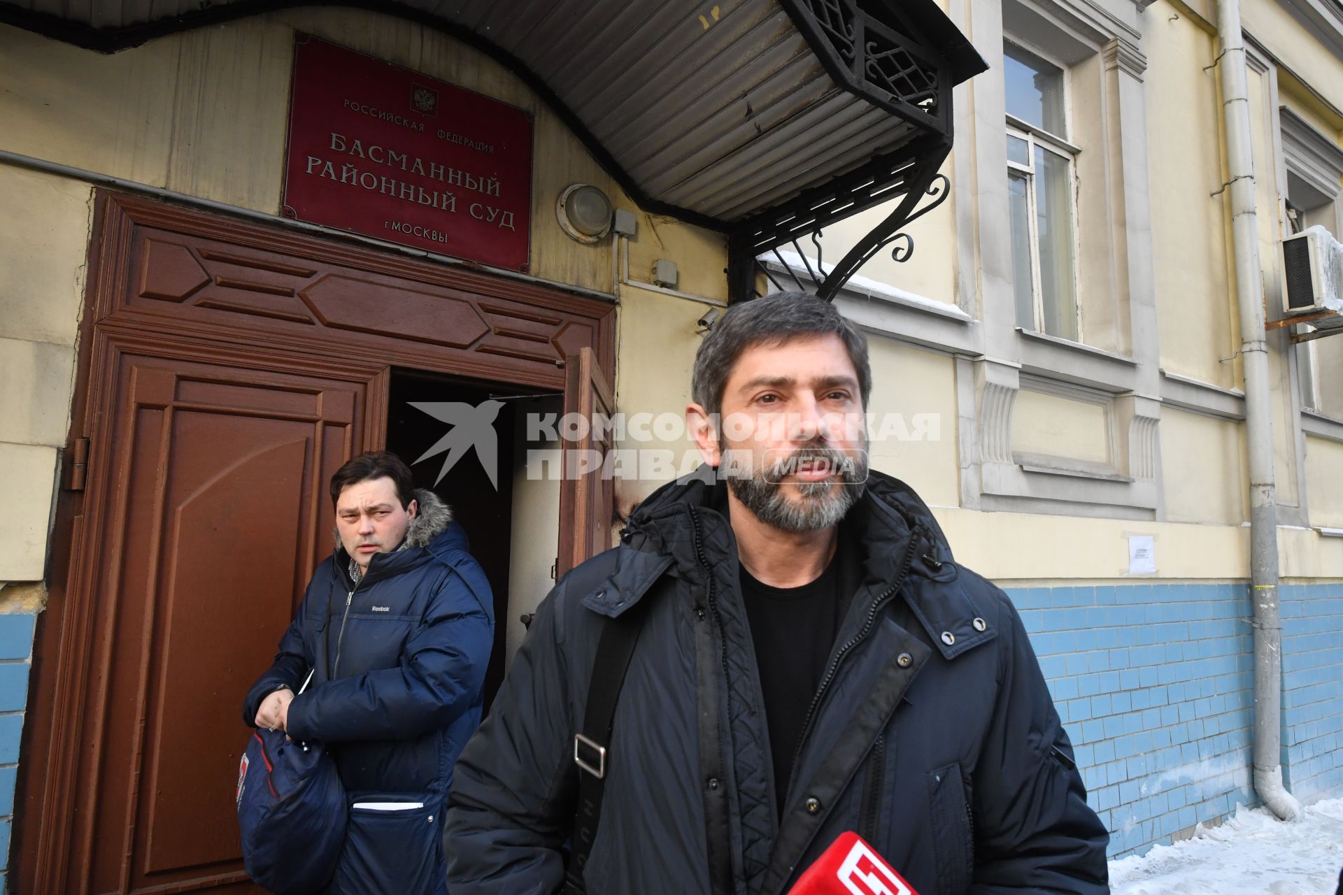 Москва. Актер Валерий Николаев выходит из здания Басманного суда после заседания по иску директора Большого Московского государственного цирка, дрессировщика Эдгарда Запашного.