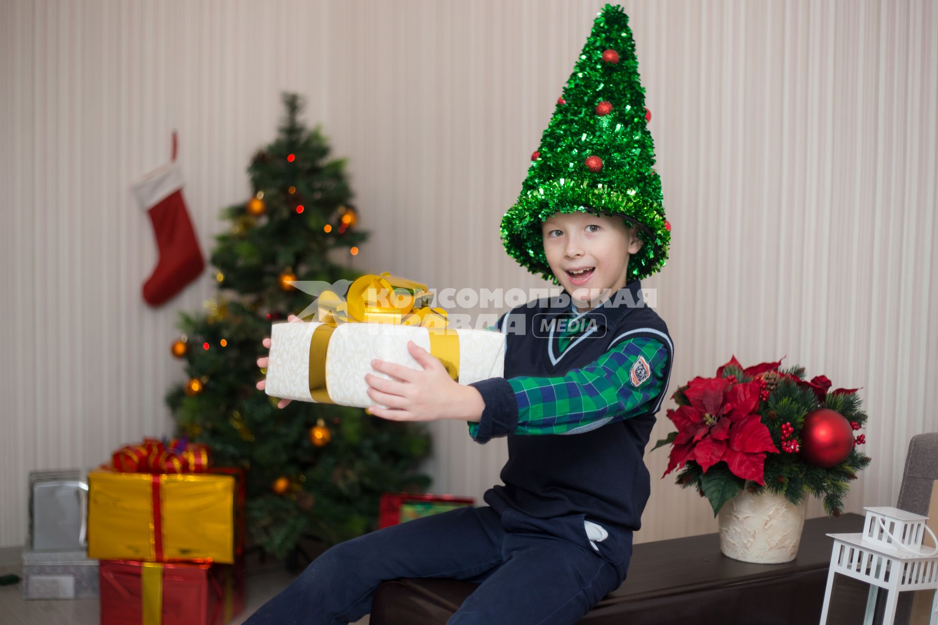 Челябинск.  Мальчик с подарком у  новогодней елки.