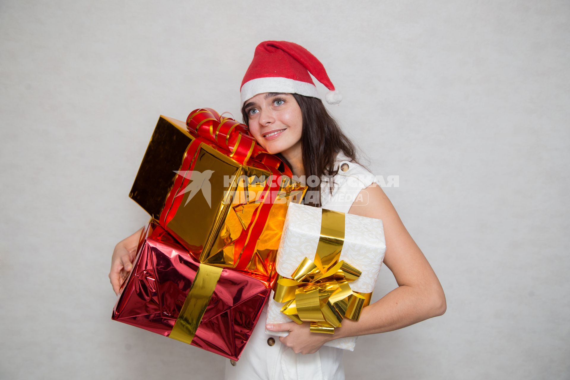 Челябинск.   Девушка с новогодними подарками.