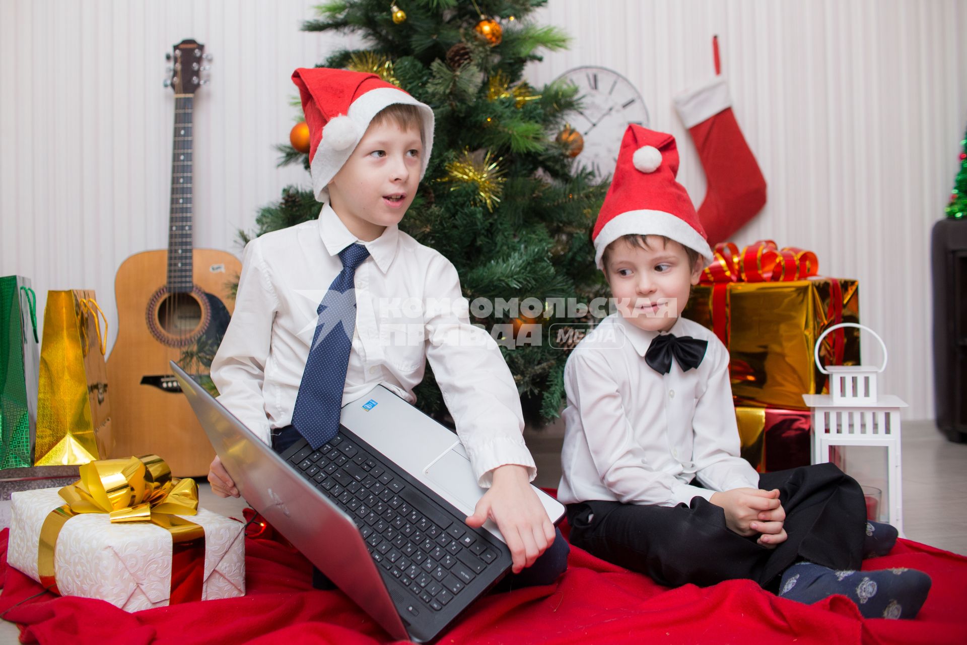 Челябинск.  Дети  у новогодней елки.
