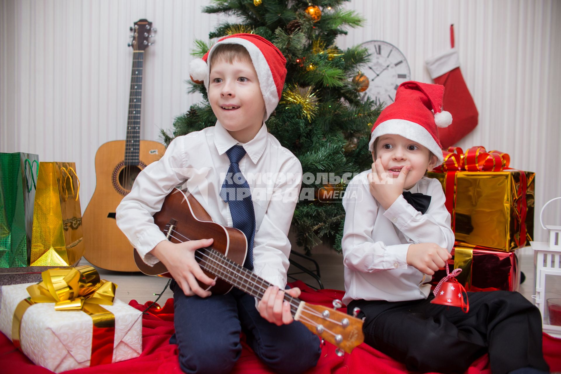 Челябинск.  Дети  у новогодней елки.