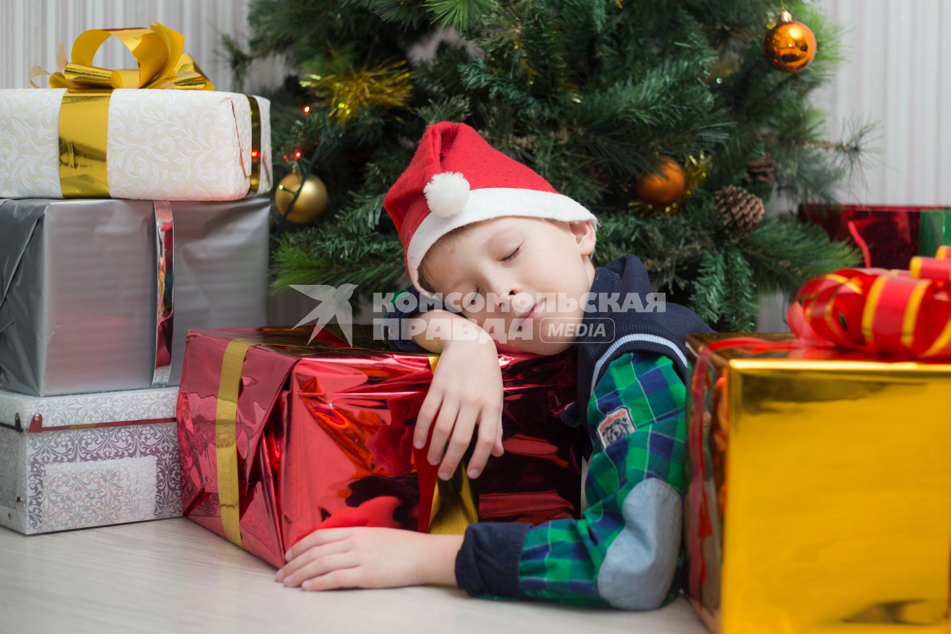 Челябинск.  Мальчик с подарком у  новогодней елки.