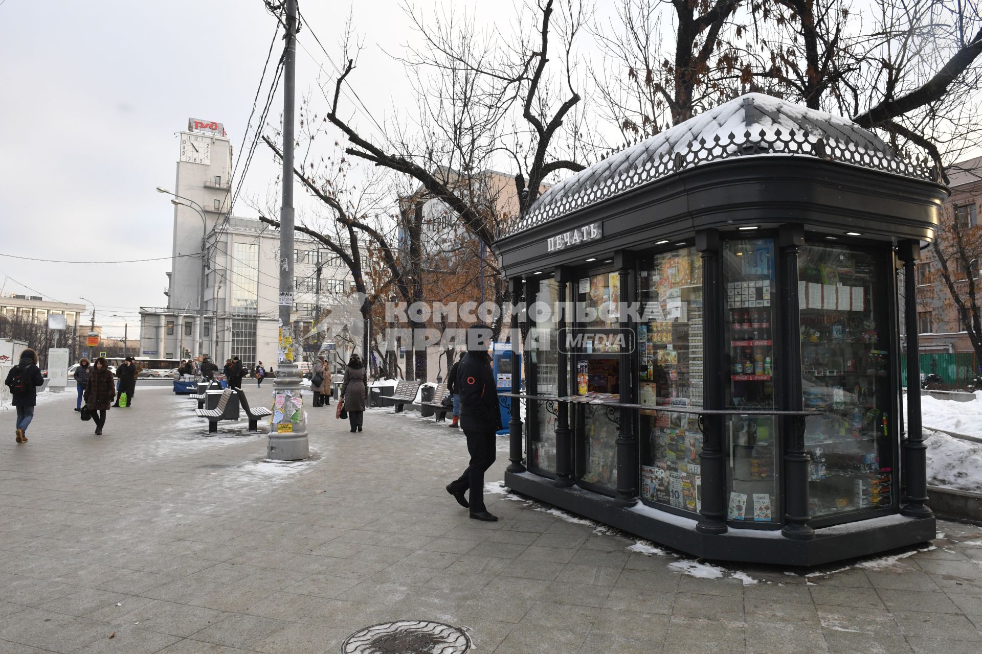 Москва. Покупатели у нового киоска  `Печать`  рядом с  метро Красные ворота.