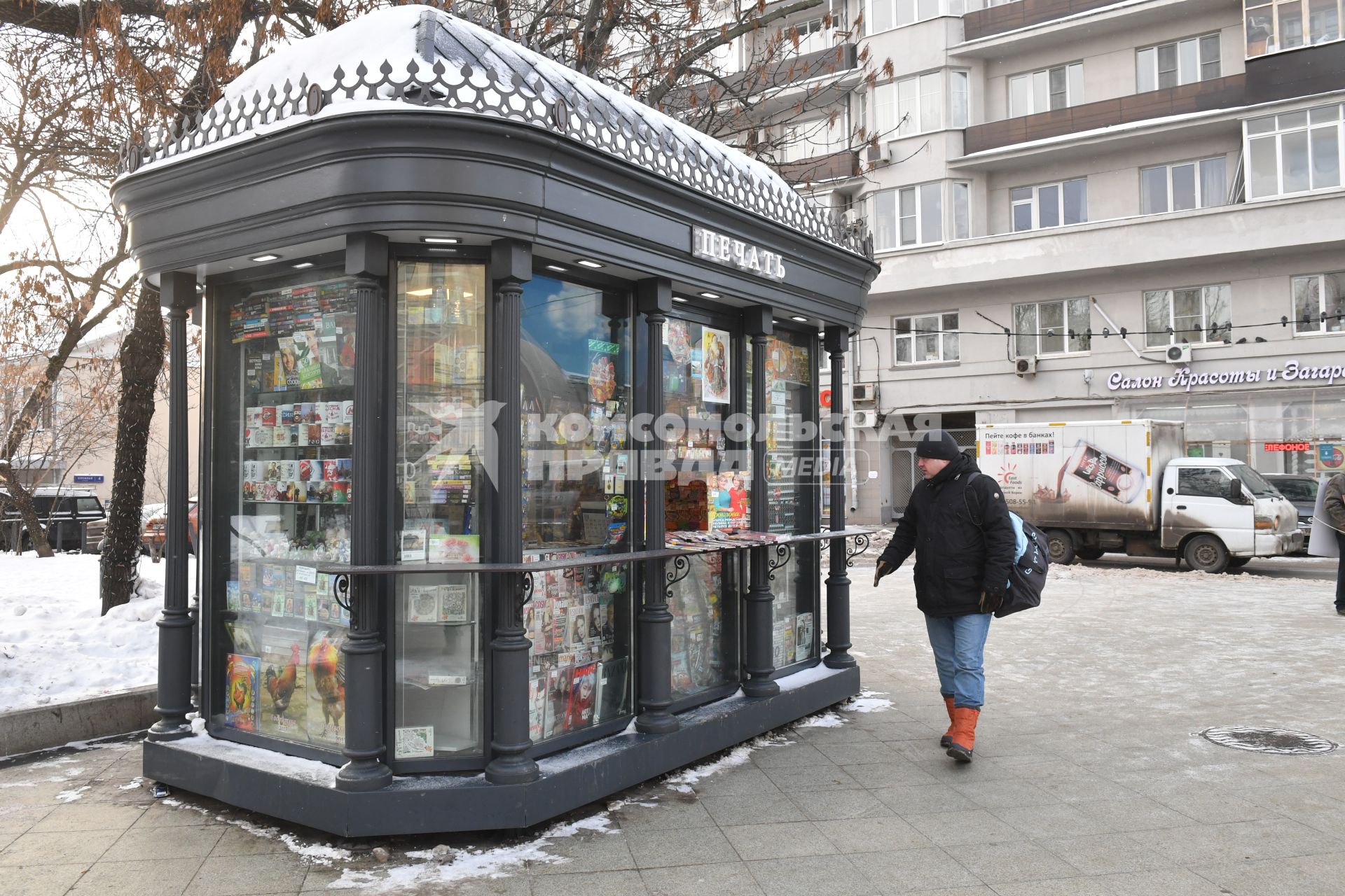 Москва. Покупатель у нового киоска `Печать`   рядом с  метро Красные ворота.