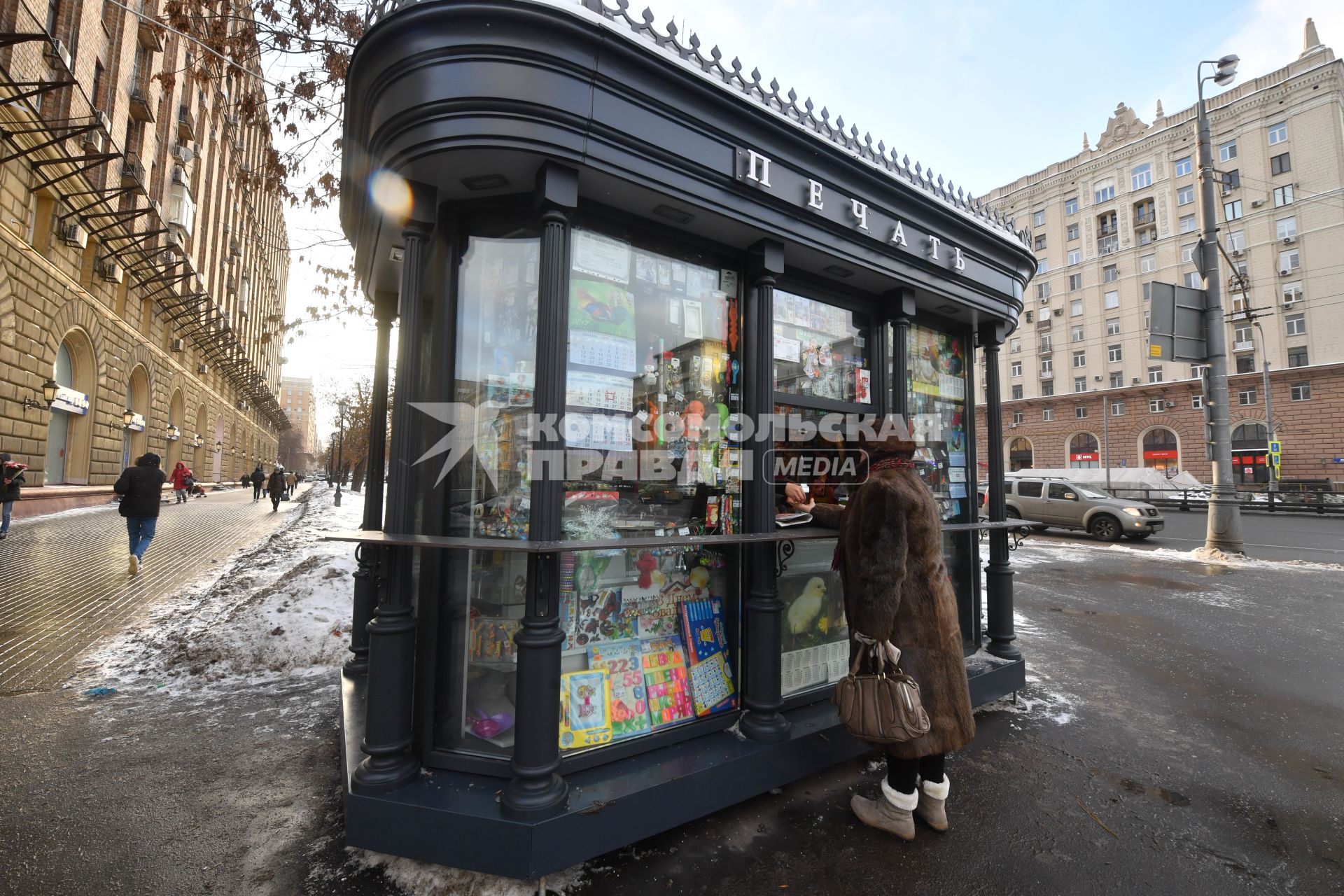 Москва. Покупатели у нового киоска `Печать`   в районе Проспекта мира.