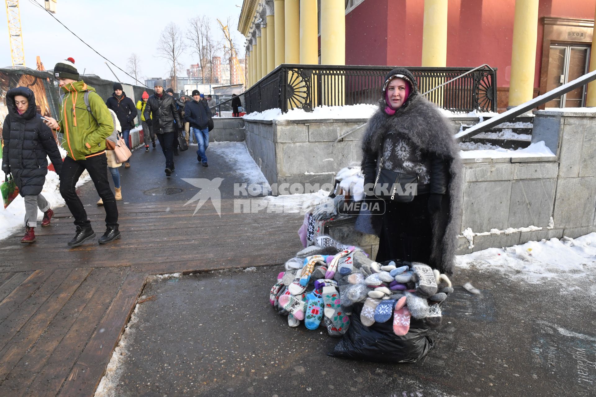 Москва. Уличная торговля у метро Динамо.