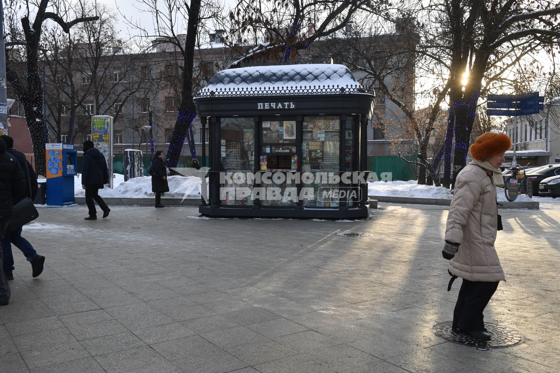 Москва. Покупатели у нового киоска  `Печать`   рядом с  метро Красные ворота.