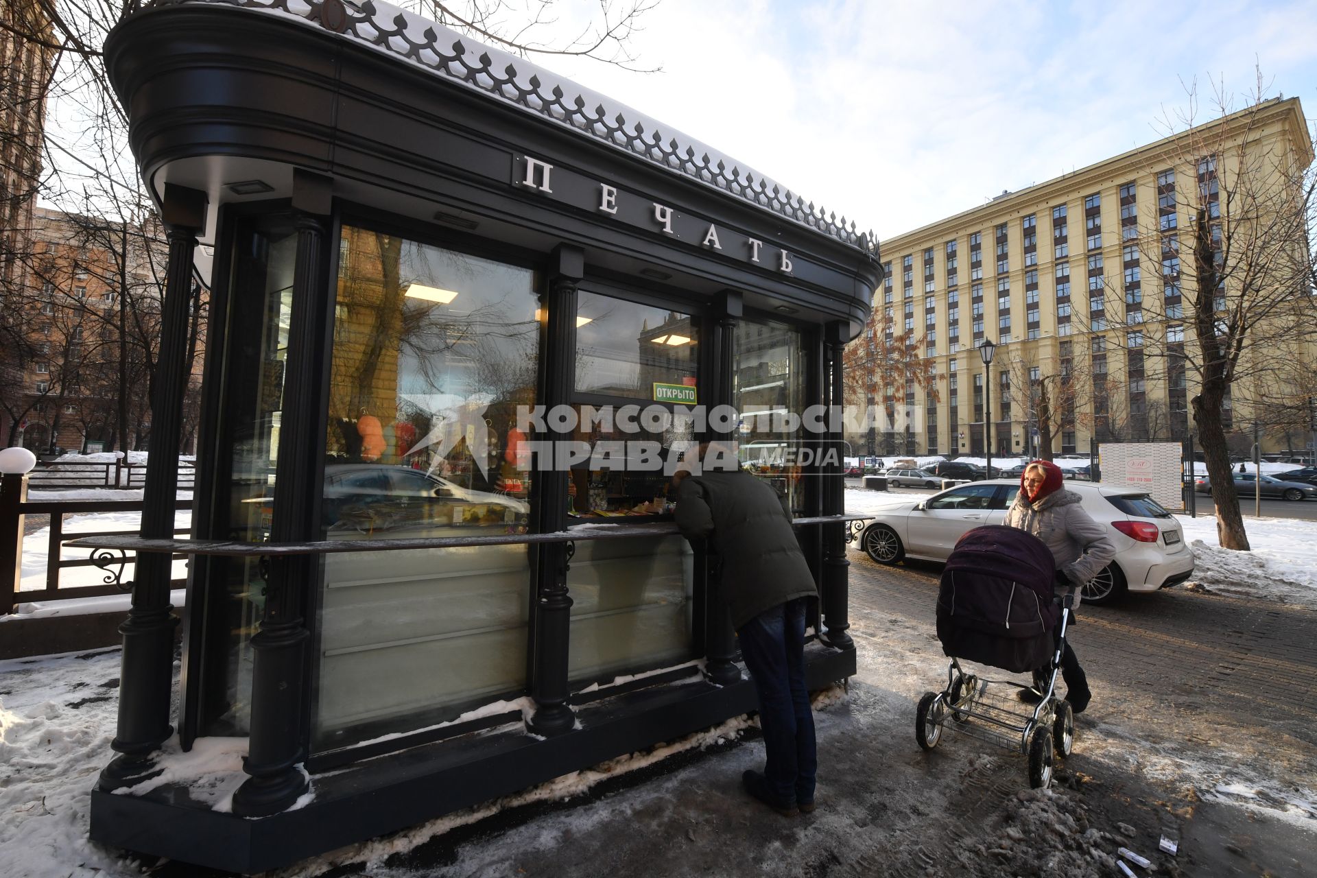 Москва. Покупатели у нового киоска `Печать`  в районе Проспекта мира.