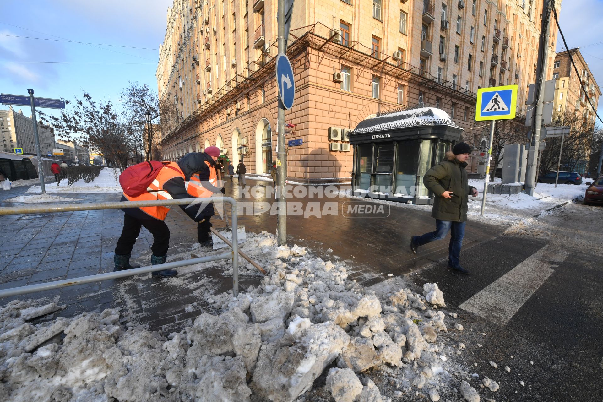 Москва. Дворники убирают снег  на Проспекте мира.