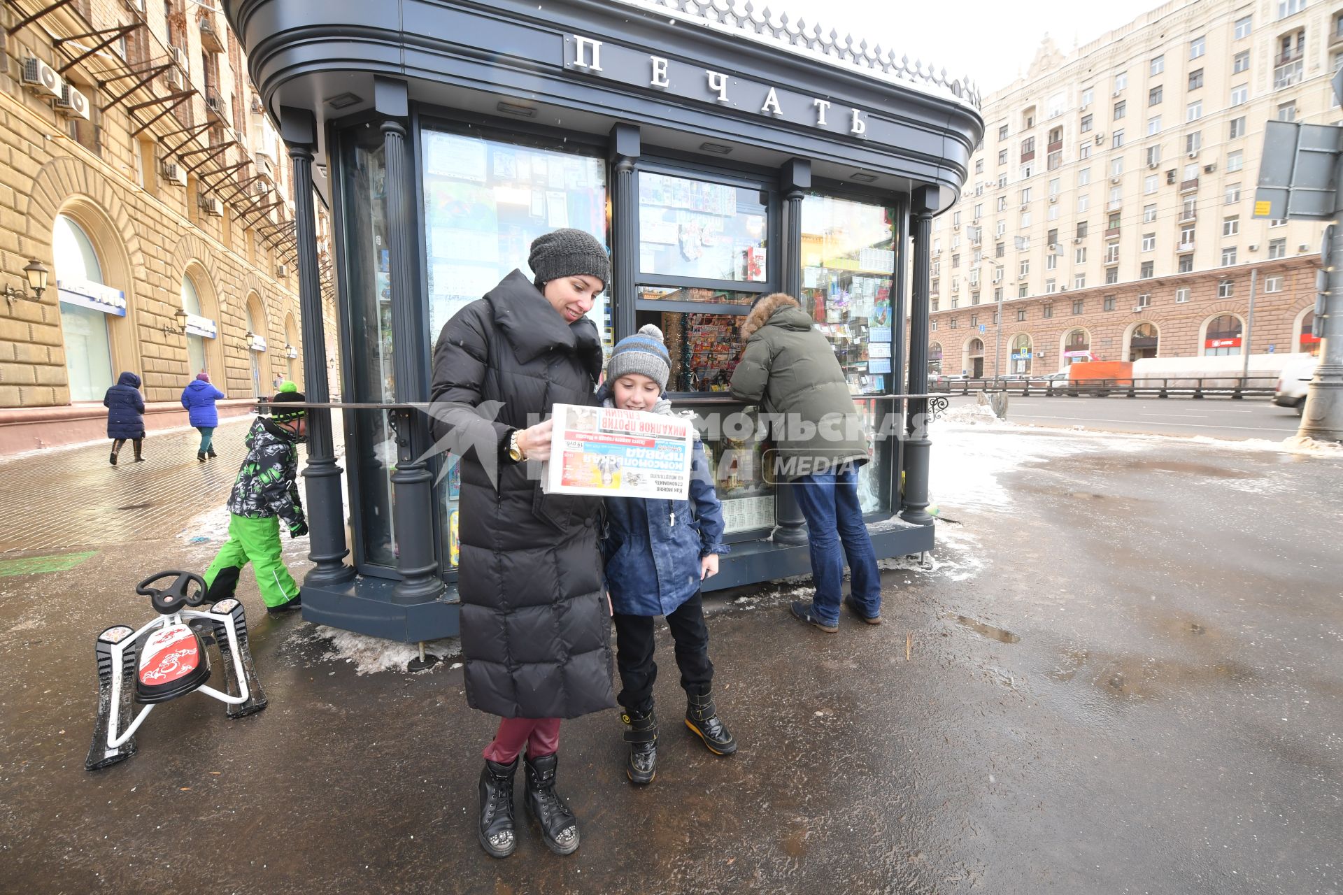 Москва. Покупатели у нового киоска  `Печать`   в районе Проспекта мира.