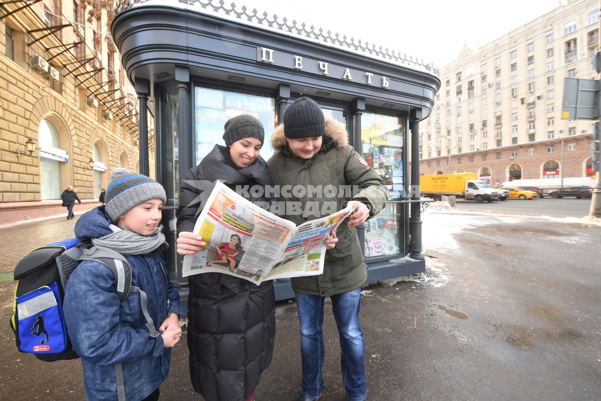 Москва. Корреспондент `Комсомольской правды` Павел Клоков у нового киоска  `Печать`  в районе Проспекта мира.