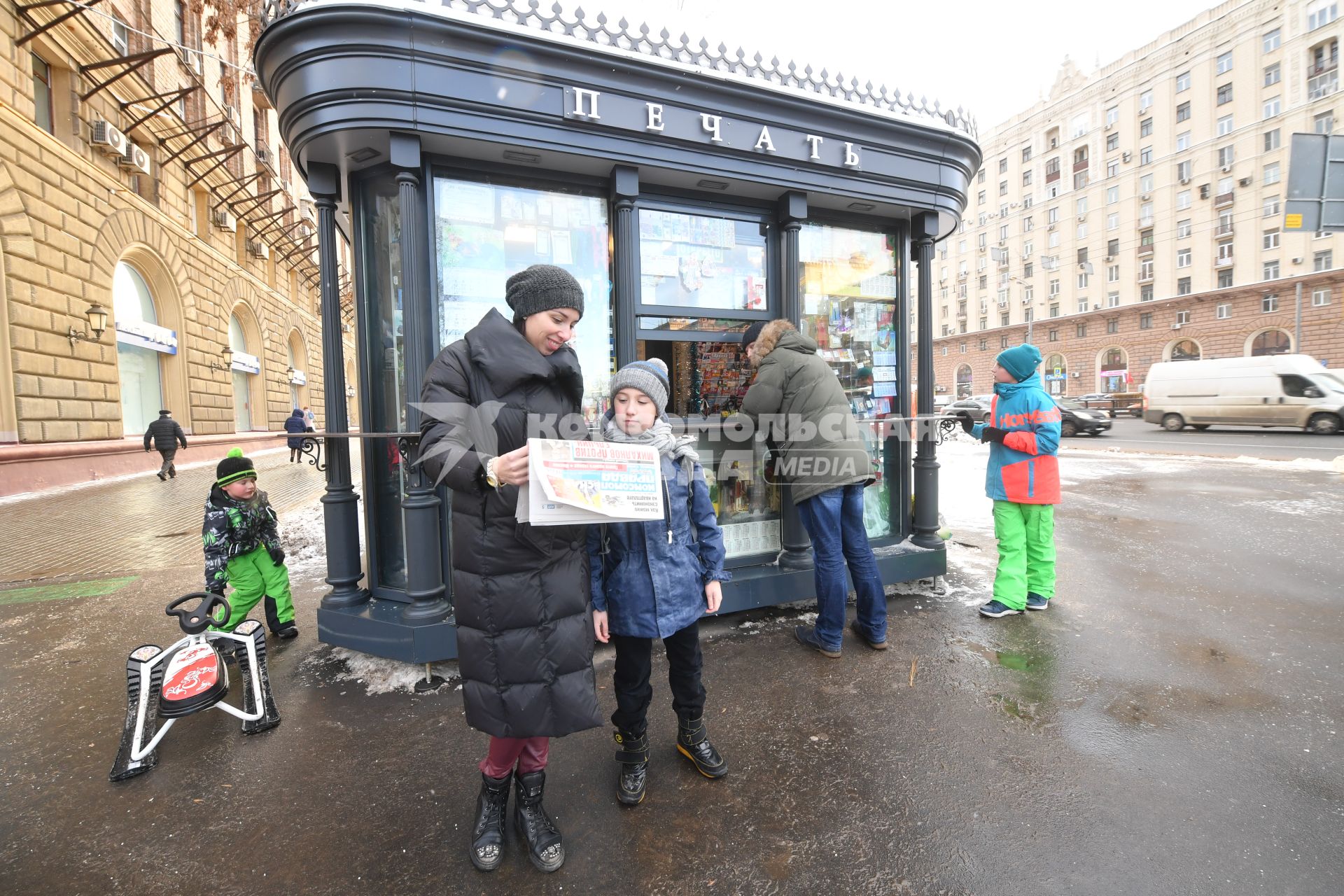 Москва. Покупатели у нового киоска `Печать`  в районе Проспекта мира.