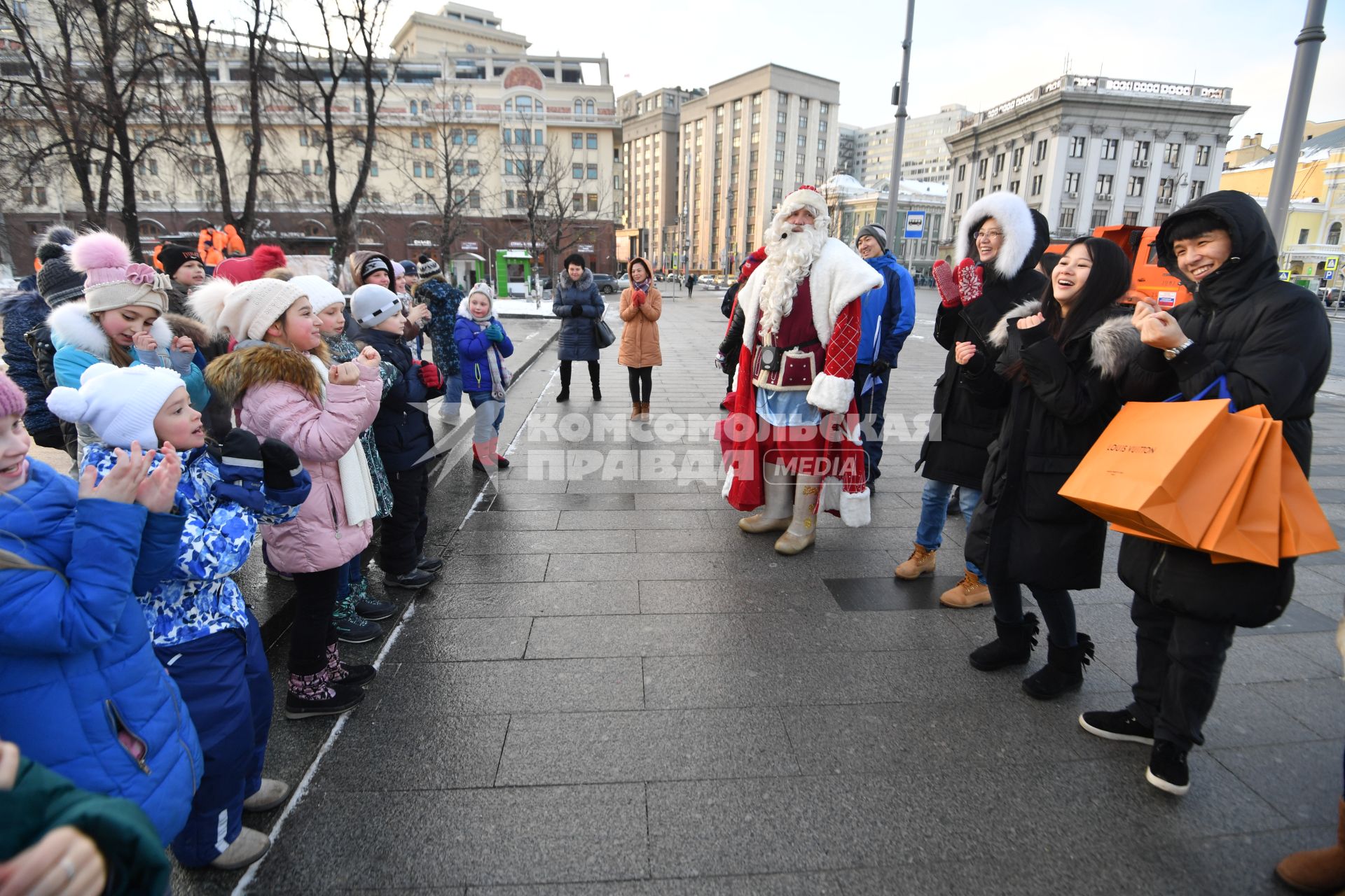 Москва. Дед Мороз  с детьми на  площади Революции.