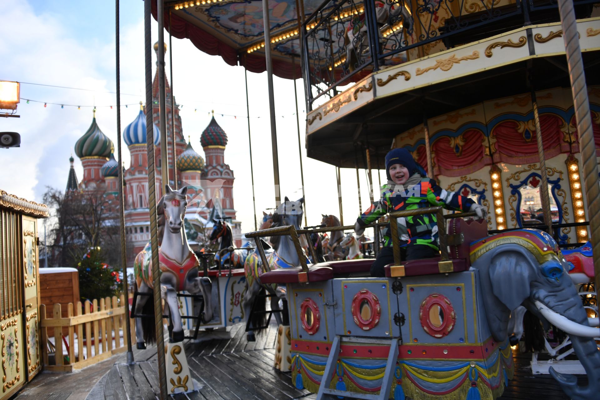 Москва.  Гум-ярмарка на Красной площади.