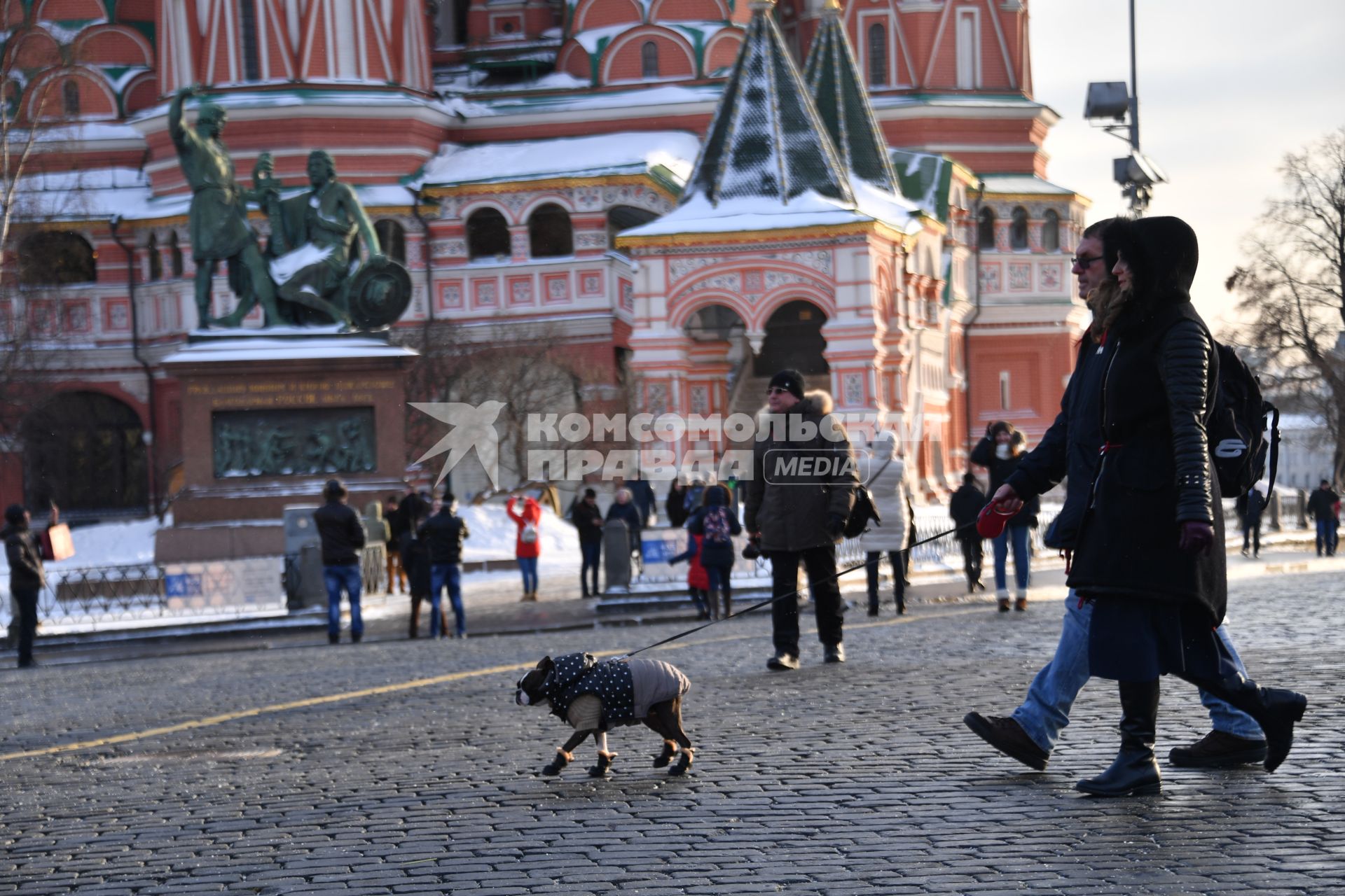 Москва.  Туристы на Красной площади.