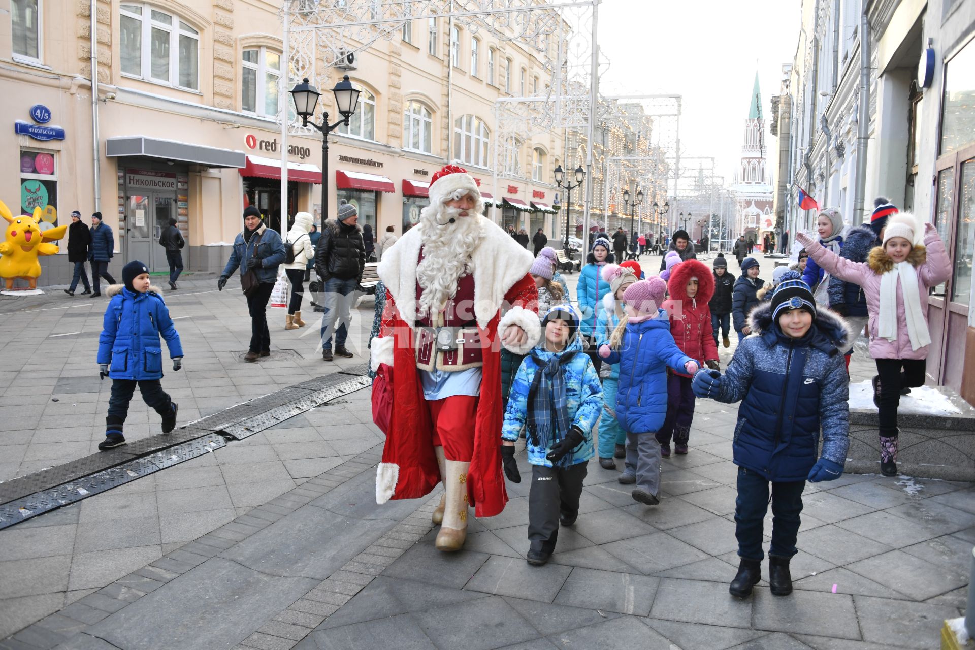 Москва. Дед Мороз на прогулке с детьми на Никольской улице.