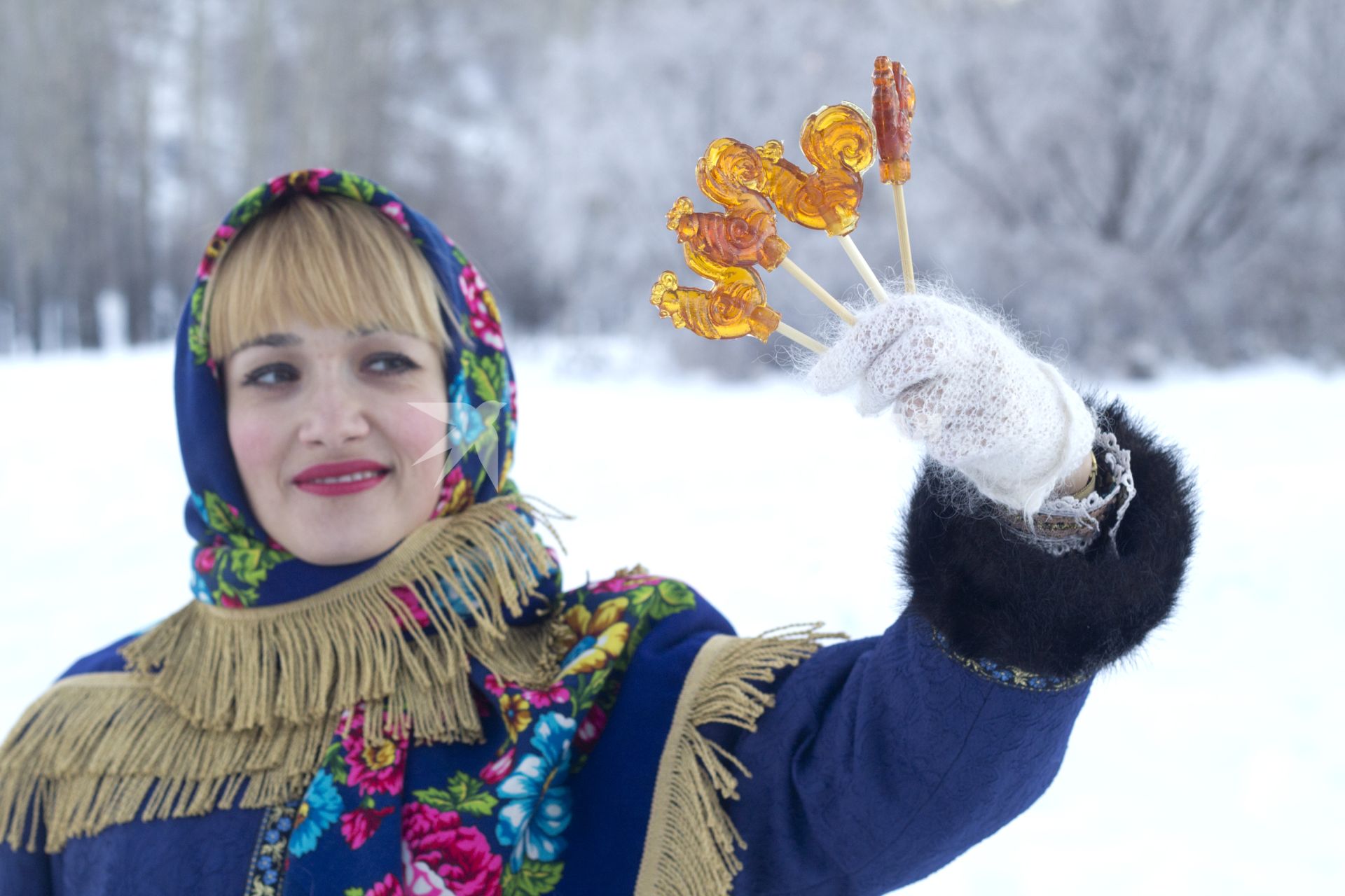 Иркутск. Девушка держит  в руке леденцы в форме петушка.