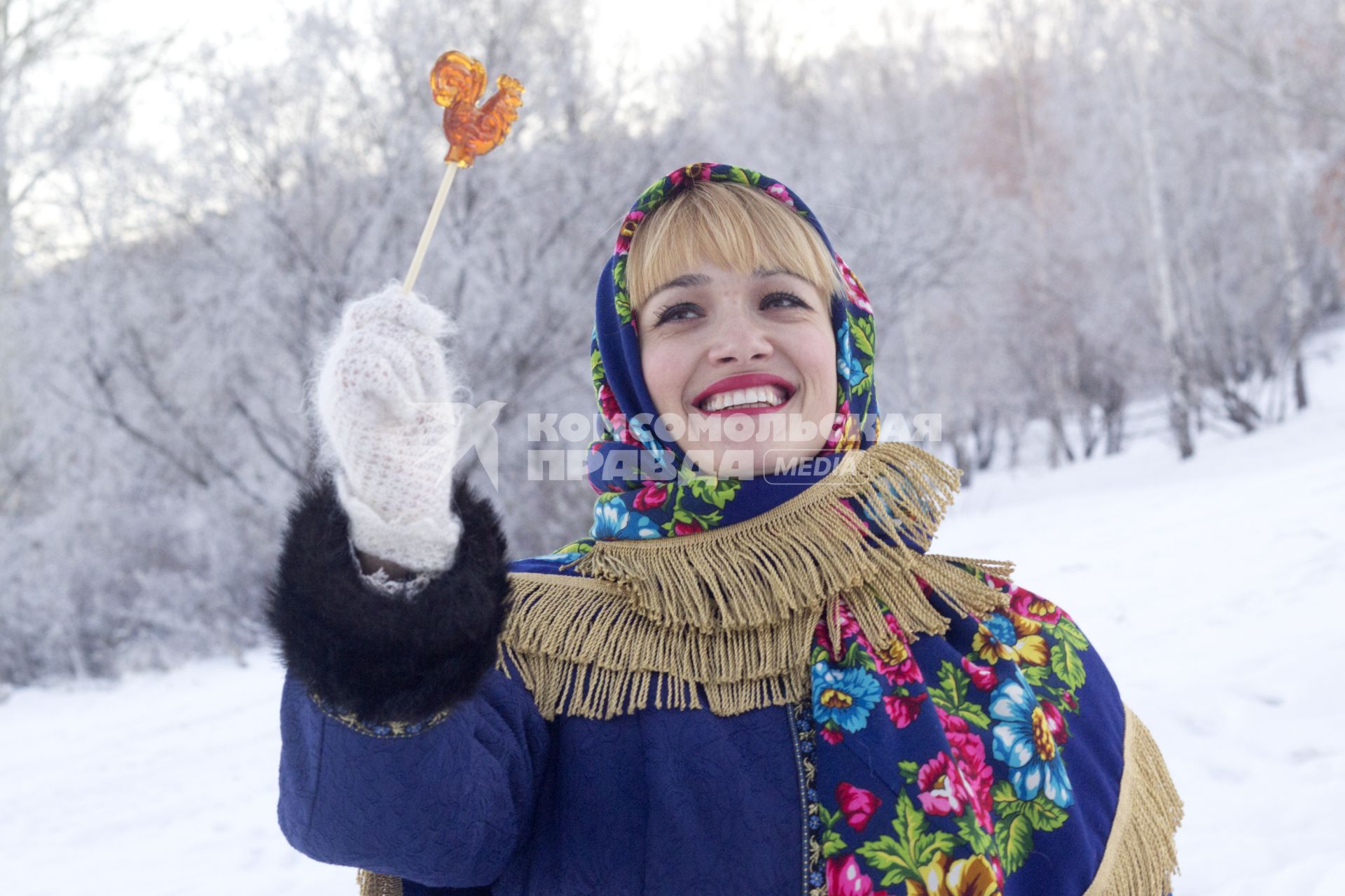 Иркутск. Девушка держит в руке леденец  в форме петушка.