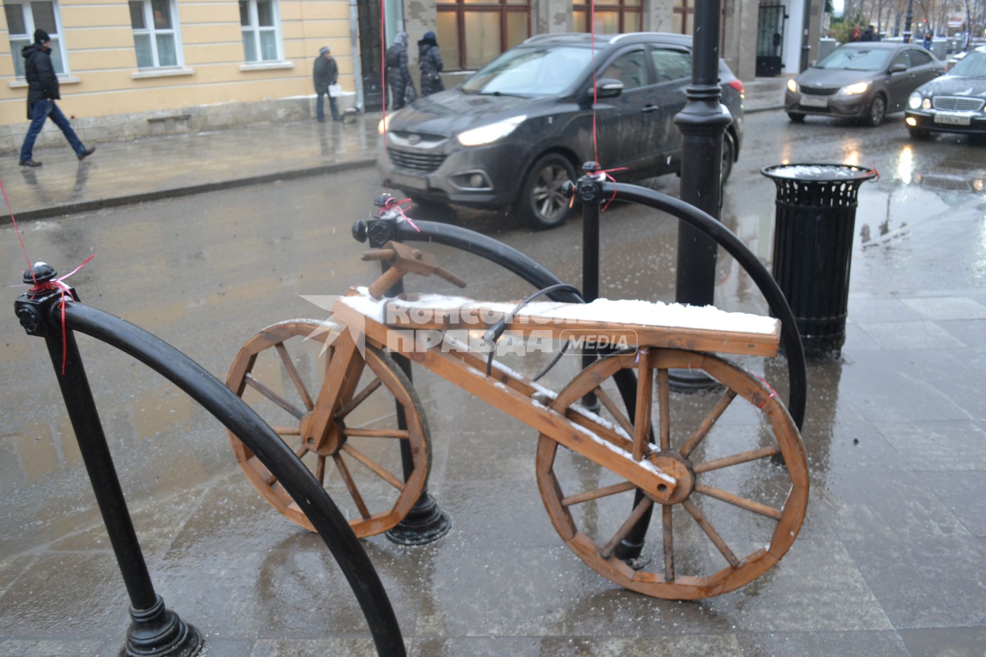 Москва. Деревянный велосипед на велопарковке.