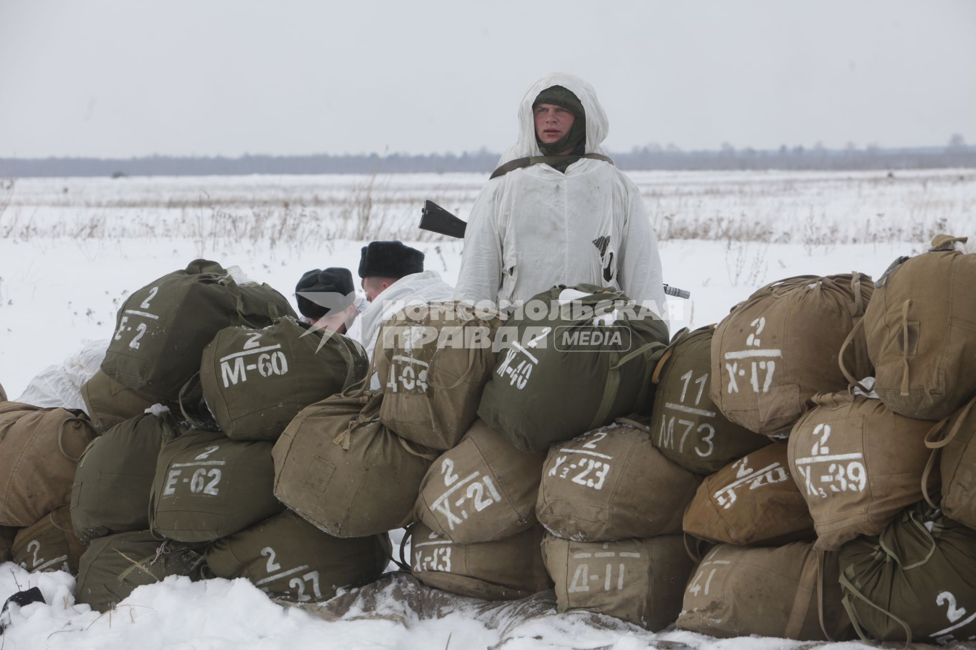 Рязанская область. Военнослужащий 106-й гвардейской Воздушно-десантной Краснознаменной ордена Кутузова дивизии   с убранными парашютами.