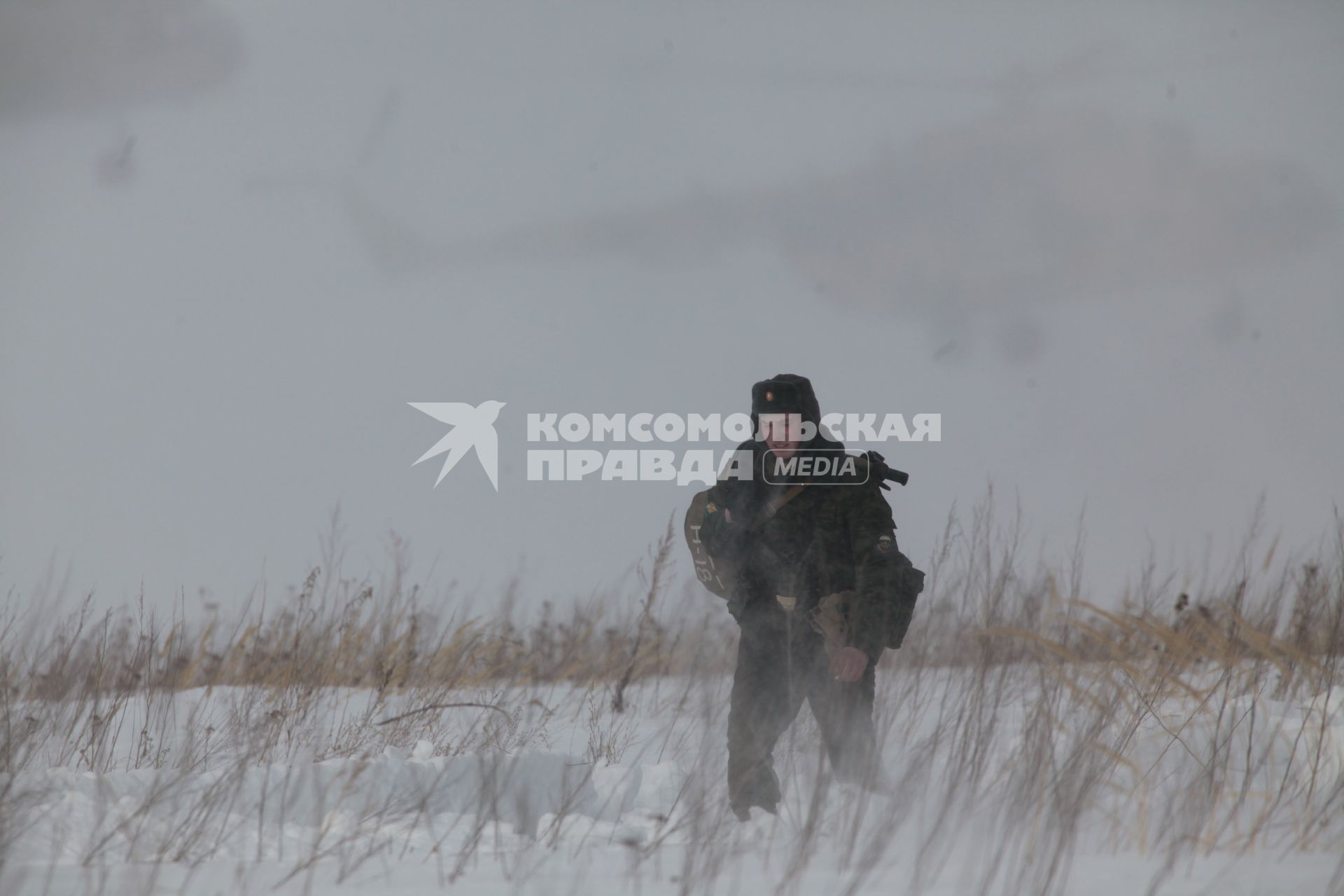 Рязанская область. Военнослужащие 106-й гвардейской Воздушно-десантной Краснознаменной ордена Кутузова дивизии  после приземления.