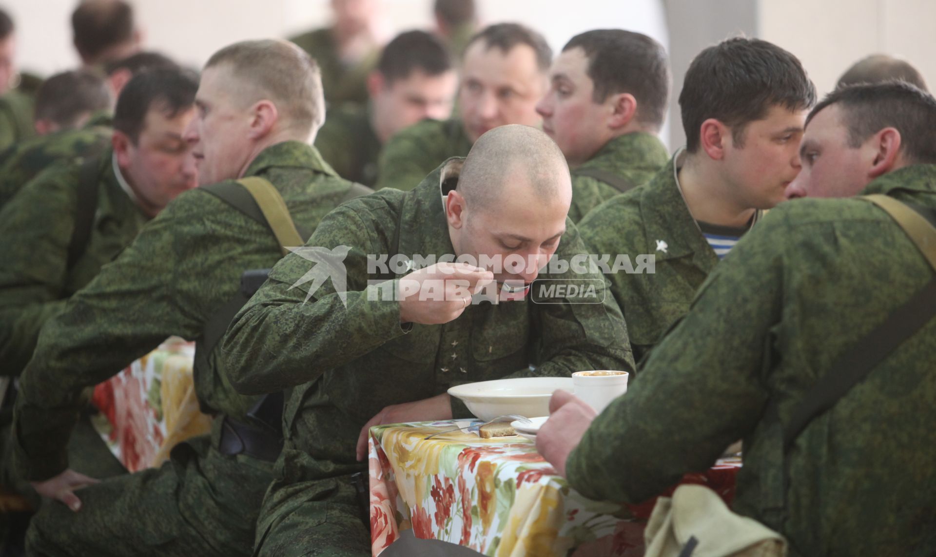 Рязанская область. Военнослужащие 106-й гвардейской Воздушно-десантной Краснознаменной ордена Кутузова дивизии  во время обеда.